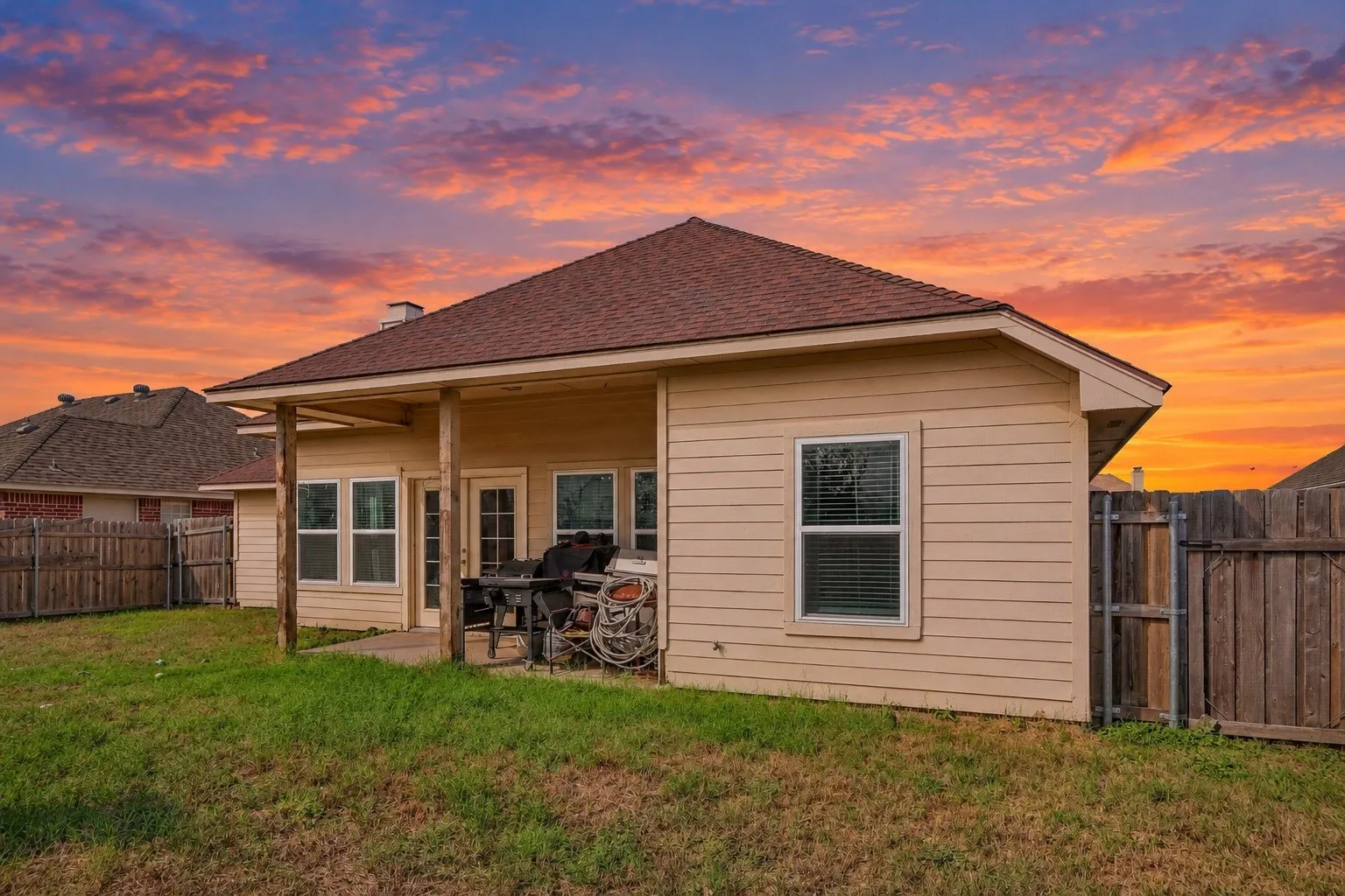 Single Family Residence For Sale in Denton County , 205 Quail Run, Aubrey, Texas 76227, 4 Bedroom, 2 Bathroom, 2 Garage spaces, 1,616 Sqft, built in 2001, mls#21406430, Real Estate Agent in Aubrey, Homes For Sale in Denton county, Homes For Sale in Aubrey, Realtor in Aubrey Texas, Real Estate Brokerage Independent Realty Texas, Luminita Cordes Realtor