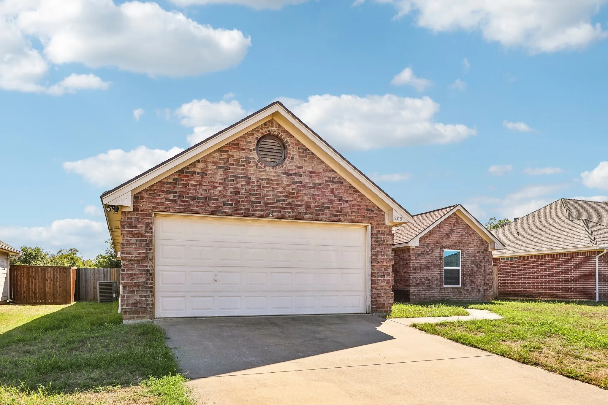 Single Family Residence For Sale in Denton County , 205 Quail Run, Aubrey, Texas 76227, 4 Bedroom, 2 Bathroom, 2 Garage spaces, 1,616 Sqft, built in 2001, mls#21406430, Real Estate Agent in Aubrey, Homes For Sale in Denton county, Homes For Sale in Aubrey, Realtor in Aubrey Texas, Real Estate Brokerage Independent Realty Texas, Luminita Cordes Realtor