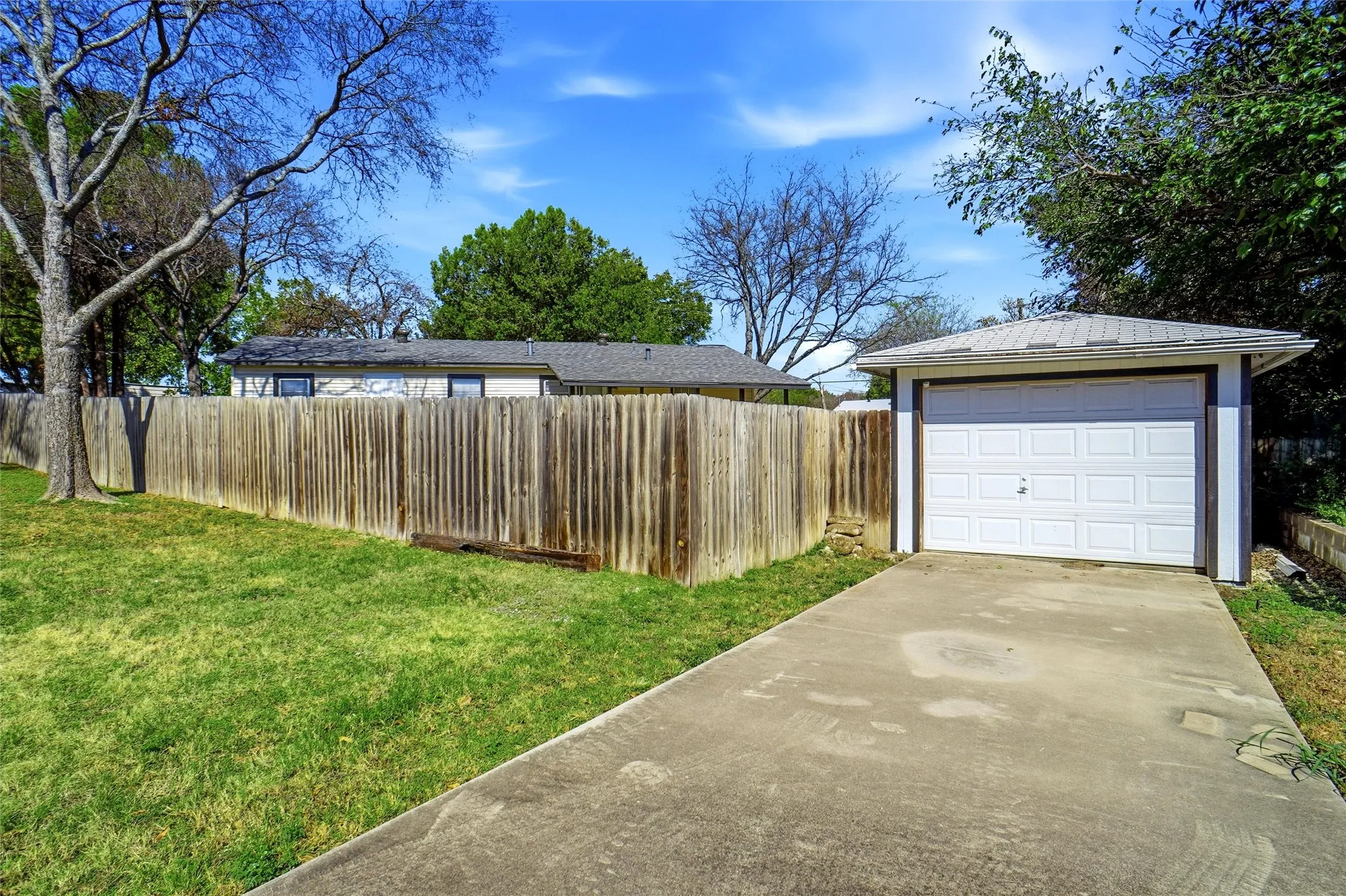 Single Family Residence For Sale in Tarrant County , 2900 Broadview Drive, Sansom Park, Texas 76114, 2 Bedroom, 1 Bathroom, 2 Garage spaces, 888 Sqft, built in 1954, mls#21400861, Real Estate Agent in Sansom Park, Homes For Sale in Tarrant county, Homes For Sale in Sansom Park, Realtor in Sansom Park Texas, Real Estate Brokerage Independent Realty Texas, Luminita Cordes Realtor