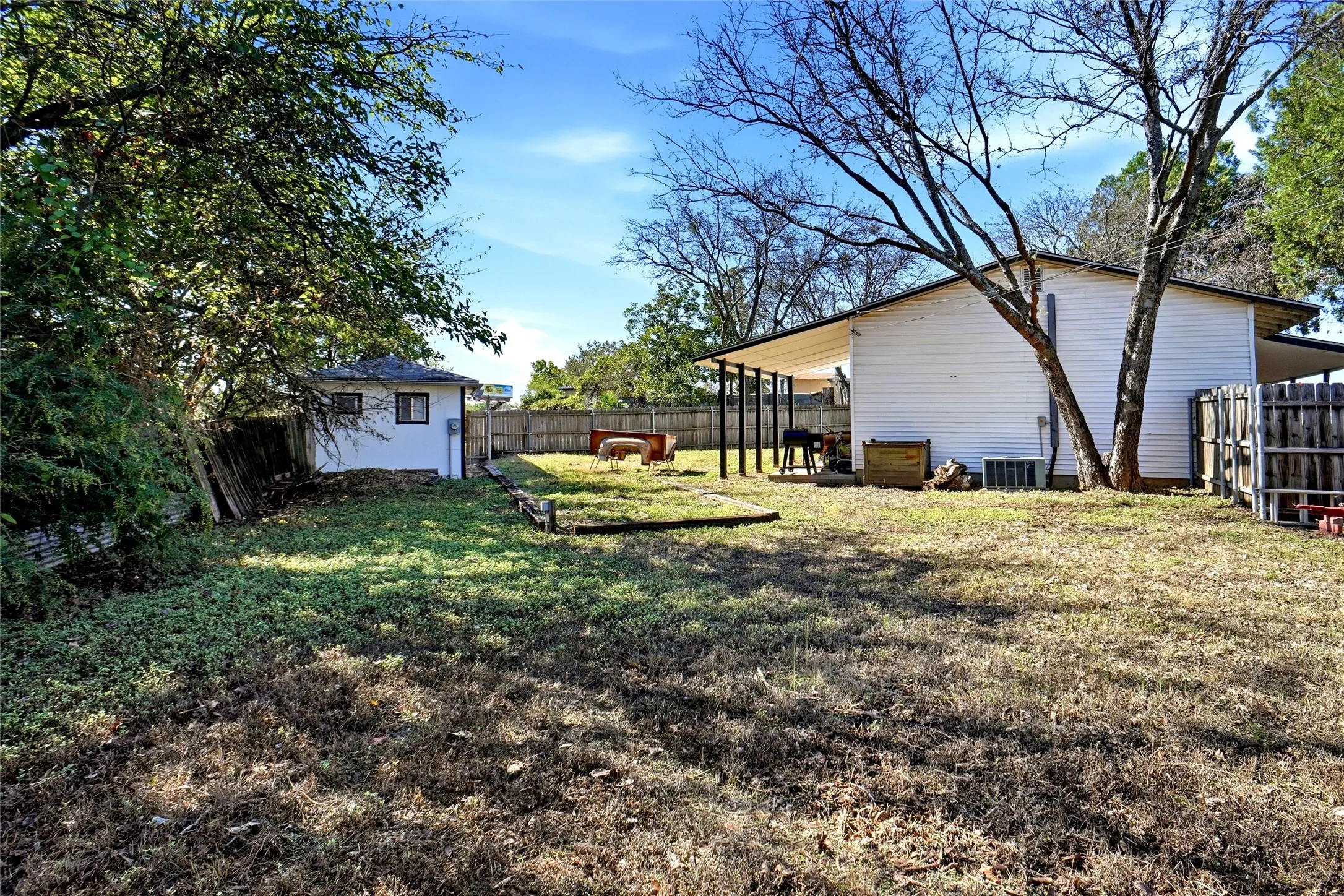 Single Family Residence For Sale in Tarrant County , 2900 Broadview Drive, Sansom Park, Texas 76114, 2 Bedroom, 1 Bathroom, 2 Garage spaces, 888 Sqft, built in 1954, mls#21400861, Real Estate Agent in Sansom Park, Homes For Sale in Tarrant county, Homes For Sale in Sansom Park, Realtor in Sansom Park Texas, Real Estate Brokerage Independent Realty Texas, Luminita Cordes Realtor