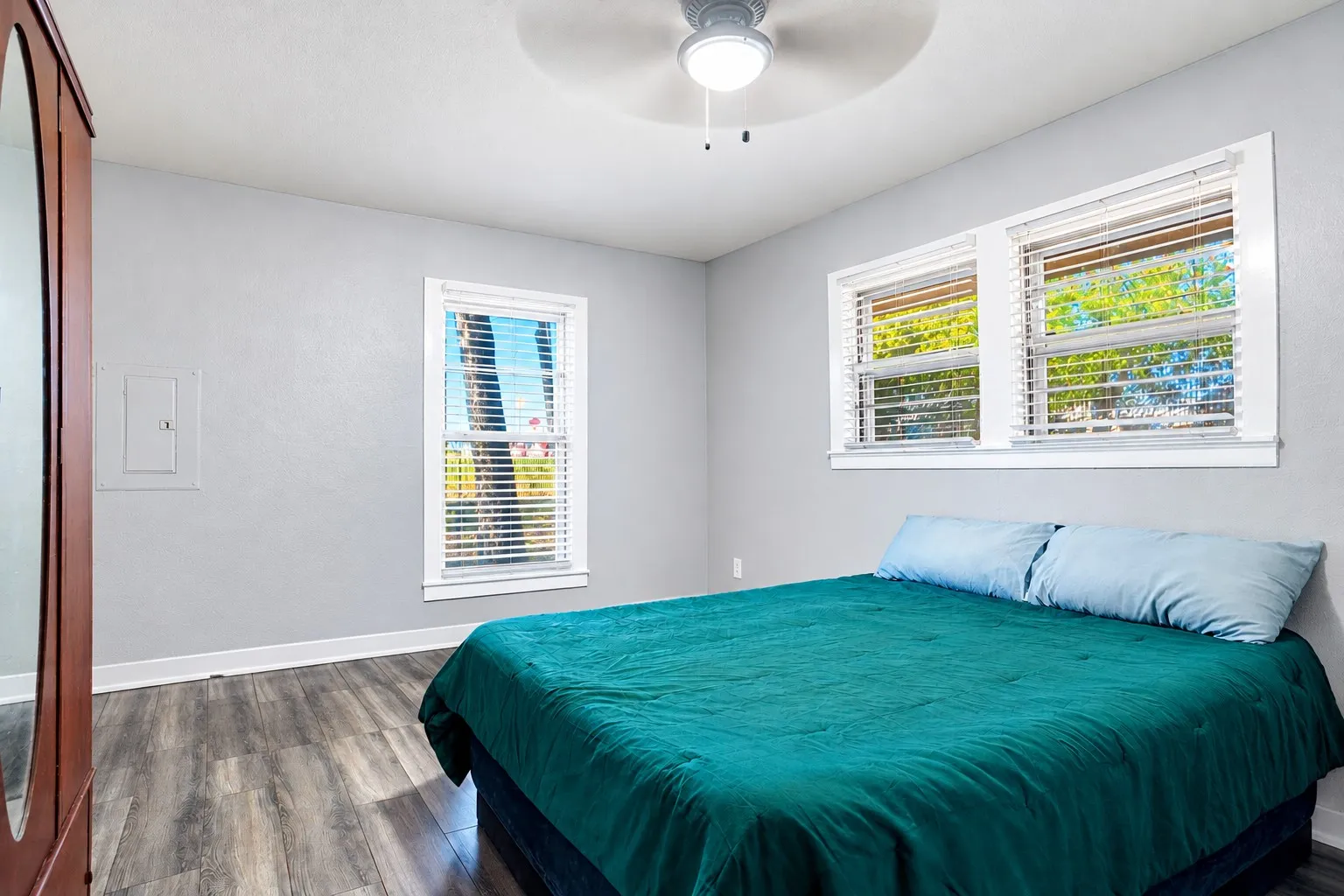 Single Family Residence For Sale in Tarrant County , 2900 Broadview Drive, Sansom Park, Texas 76114, 2 Bedroom, 1 Bathroom, 2 Garage spaces, 888 Sqft, built in 1954, mls#21400861, Real Estate Agent in Sansom Park, Homes For Sale in Tarrant county, Homes For Sale in Sansom Park, Realtor in Sansom Park Texas, Real Estate Brokerage Independent Realty Texas, Luminita Cordes Realtor