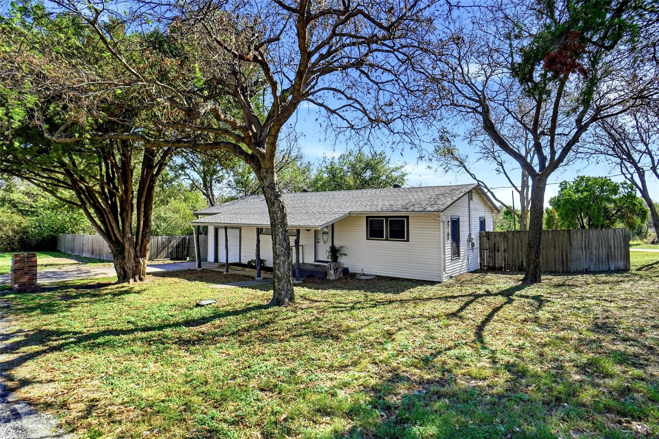 Single Family Residence For Sale in Tarrant County , 2900 Broadview Drive, Sansom Park, Texas 76114, 2 Bedroom, 1 Bathroom, 2 Garage spaces, 888 Sqft, built in 1954, mls#21400861, Real Estate Agent in Sansom Park, Homes For Sale in Tarrant county, Homes For Sale in Sansom Park, Realtor in Sansom Park Texas, Real Estate Brokerage Independent Realty Texas, Luminita Cordes Realtor