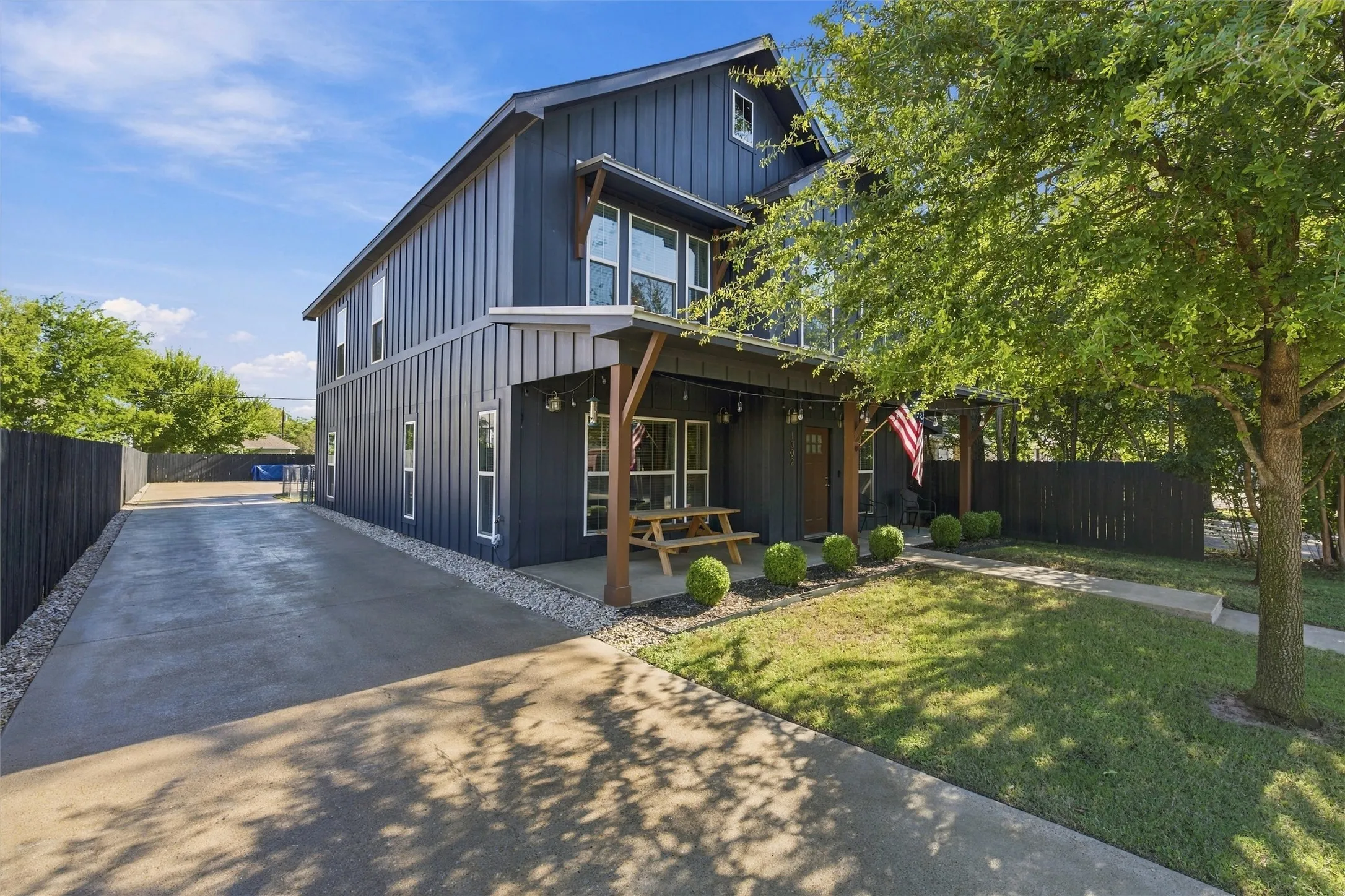 Single Family Residence For Sale in Mc Lennan County , 1302 Bagby Avenue, Waco, Texas 76706, 5 Bedroom, 6 Bathroom, Garage spaces, 2,560 Sqft, built in 2017, mls#21406428, Real Estate Agent in Waco, Homes For Sale in Mc Lennan county, Homes For Sale in Waco, Realtor in Waco Texas, Real Estate Brokerage Independent Realty Texas, Luminita Cordes Realtor