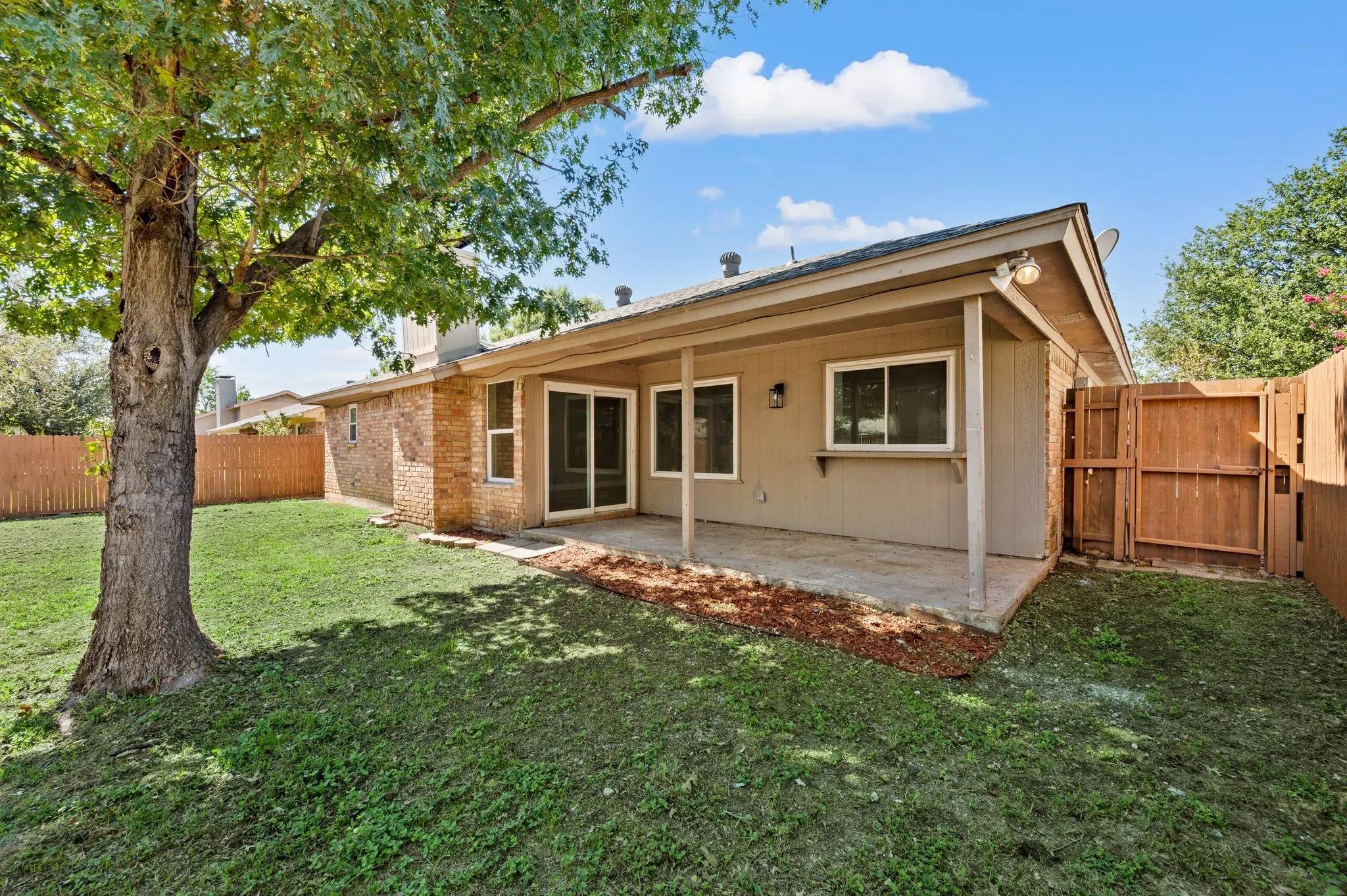 Single Family Residence For Sale in Tarrant County , 7512 Clover Lane, Watauga, Texas 76148, 3 Bedroom, 2 Bathroom, 2 Garage spaces, 1,340 Sqft, built in 1979, mls#21406076, Real Estate Agent in Watauga, Homes For Sale in Tarrant county, Homes For Sale in Watauga, Realtor in Watauga Texas, Real Estate Brokerage Independent Realty Texas, Luminita Cordes Realtor