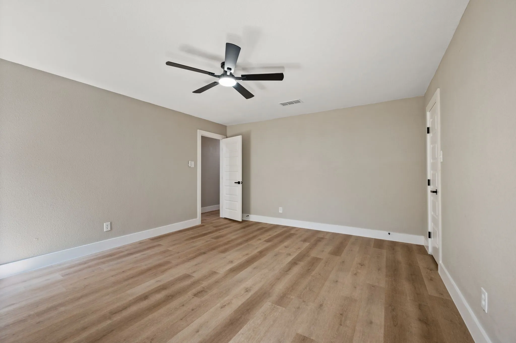 Single Family Residence For Sale in Tarrant County , 7512 Clover Lane, Watauga, Texas 76148, 3 Bedroom, 2 Bathroom, 2 Garage spaces, 1,340 Sqft, built in 1979, mls#21406076, Real Estate Agent in Watauga, Homes For Sale in Tarrant county, Homes For Sale in Watauga, Realtor in Watauga Texas, Real Estate Brokerage Independent Realty Texas, Luminita Cordes Realtor