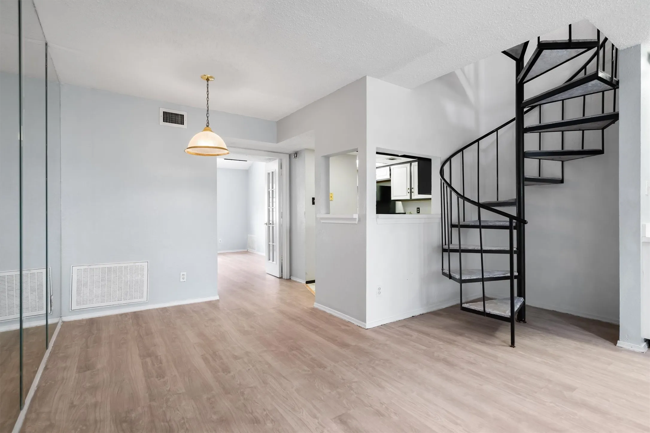 Condominium For Rent in Dallas County , 5590 Spring Valley H 203, Dallas, Texas 75254, 2 Bedroom, 2 Bathroom, 1 Garage spaces, 920 Sqft, built in 1982, mls#21406454, Real Estate Agent in Dallas, Homes For Rent in Dallas county, Homes For Rent in Dallas, Realtor in Dallas Texas, Real Estate Brokerage Independent Realty Texas, Luminita Cordes Realtor