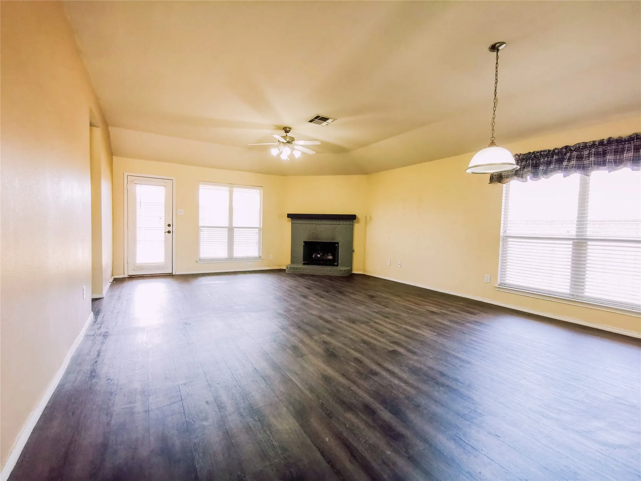 Single Family Residence For Rent in Denton County , 9131 Gaspard Court, Frisco, Texas 75033, 3 Bedroom, 2 Bathroom, 2 Garage spaces, 1,651 Sqft, built in 2005, mls#21402474, Real Estate Agent in Frisco, Homes For Rent in Denton county, Homes For Rent in Frisco, Realtor in Frisco Texas, Real Estate Brokerage Independent Realty Texas, Luminita Cordes Realtor