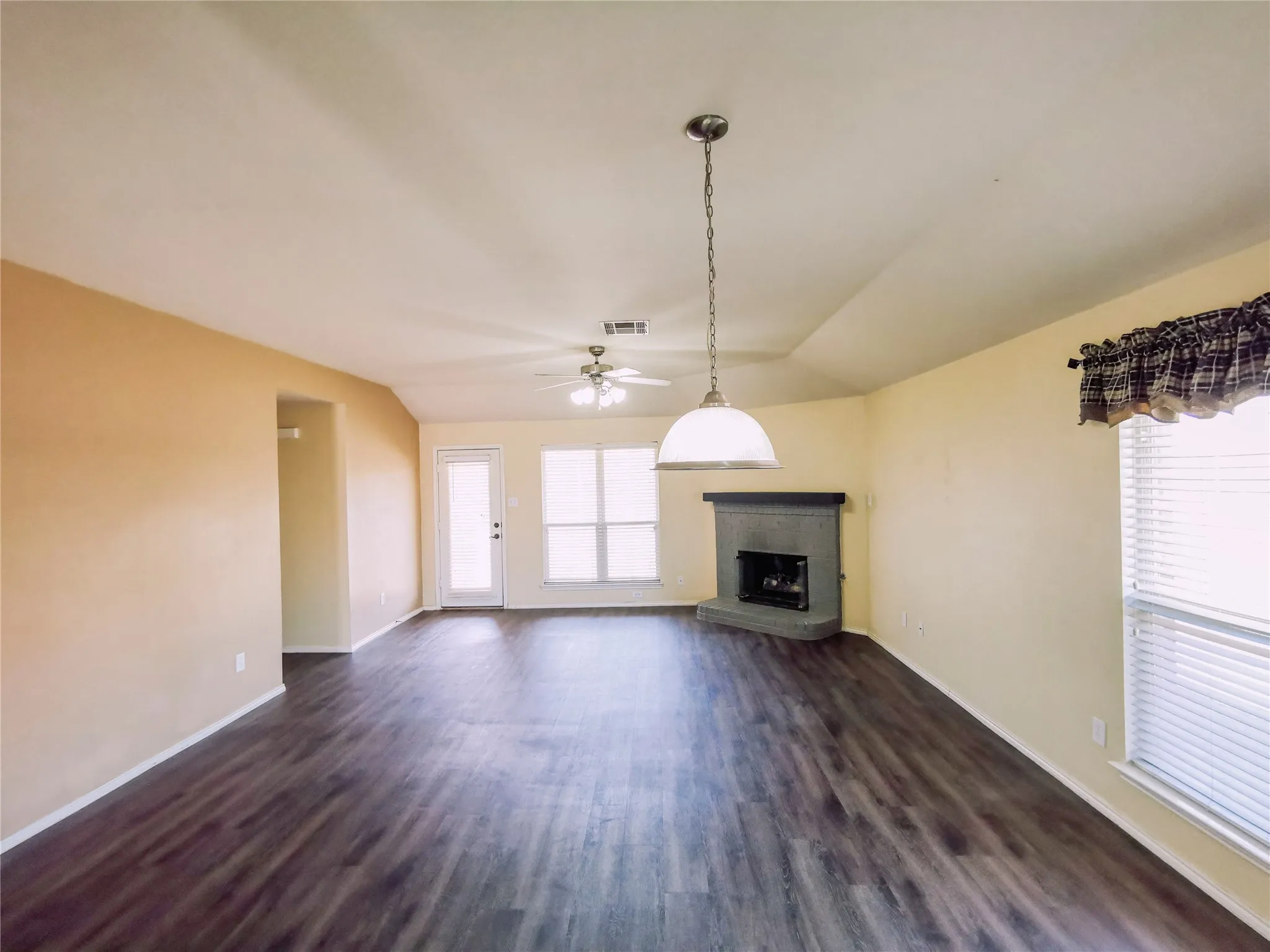 Single Family Residence For Rent in Denton County , 9131 Gaspard Court, Frisco, Texas 75033, 3 Bedroom, 2 Bathroom, 2 Garage spaces, 1,651 Sqft, built in 2005, mls#21402474, Real Estate Agent in Frisco, Homes For Rent in Denton county, Homes For Rent in Frisco, Realtor in Frisco Texas, Real Estate Brokerage Independent Realty Texas, Luminita Cordes Realtor