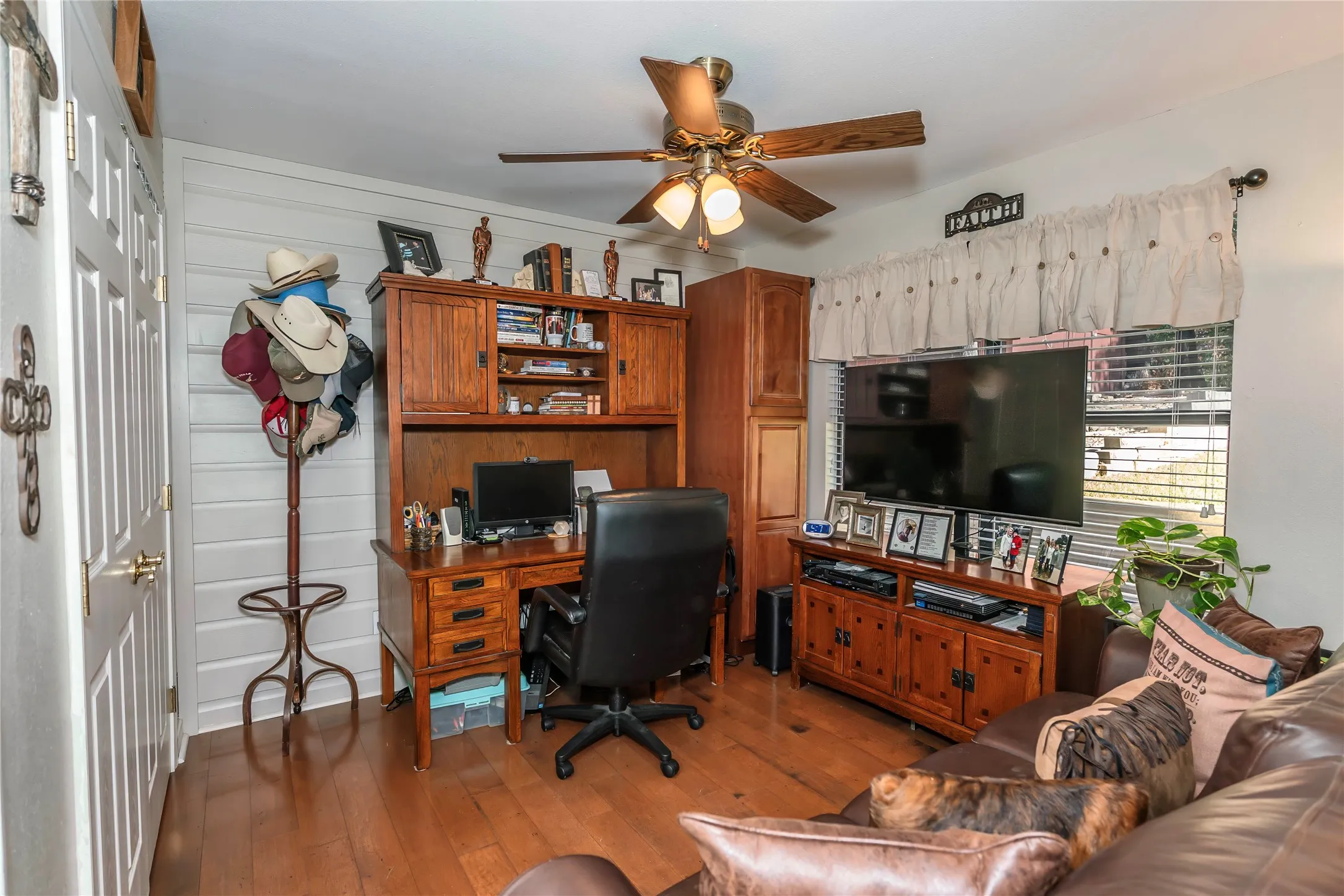 Single Family Residence For Sale in Montague County , 172 Cheyenne Drive, Nocona, Texas 76255, 3 Bedroom, 2 Bathroom, 2 Garage spaces, 1,572 Sqft, built in 2000, mls#21405701, Real Estate Agent in Nocona, Homes For Sale in Montague county, Homes For Sale in Nocona, Realtor in Nocona Texas, Real Estate Brokerage Independent Realty Texas, Luminita Cordes Realtor