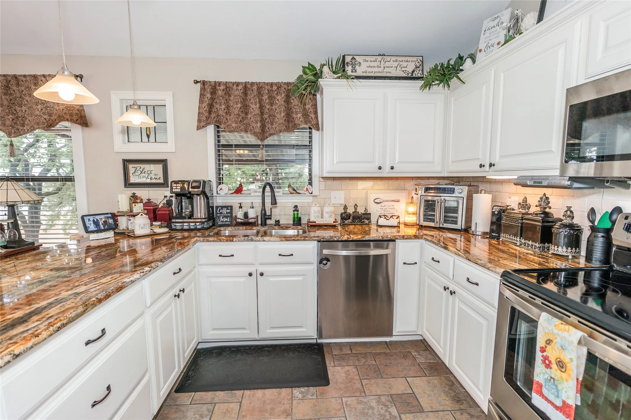 Single Family Residence For Sale in Montague County , 172 Cheyenne Drive, Nocona, Texas 76255, 3 Bedroom, 2 Bathroom, 2 Garage spaces, 1,572 Sqft, built in 2000, mls#21405701, Real Estate Agent in Nocona, Homes For Sale in Montague county, Homes For Sale in Nocona, Realtor in Nocona Texas, Real Estate Brokerage Independent Realty Texas, Luminita Cordes Realtor
