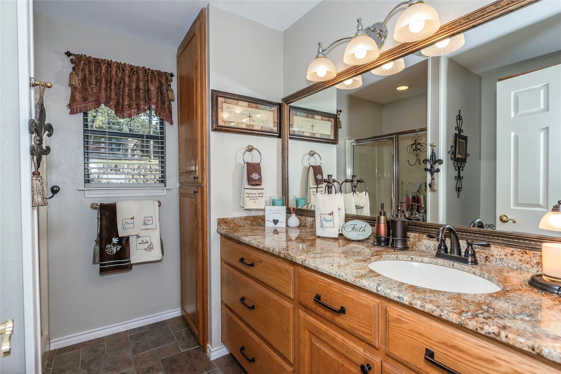 Single Family Residence For Sale in Montague County , 172 Cheyenne Drive, Nocona, Texas 76255, 3 Bedroom, 2 Bathroom, 2 Garage spaces, 1,572 Sqft, built in 2000, mls#21405701, Real Estate Agent in Nocona, Homes For Sale in Montague county, Homes For Sale in Nocona, Realtor in Nocona Texas, Real Estate Brokerage Independent Realty Texas, Luminita Cordes Realtor