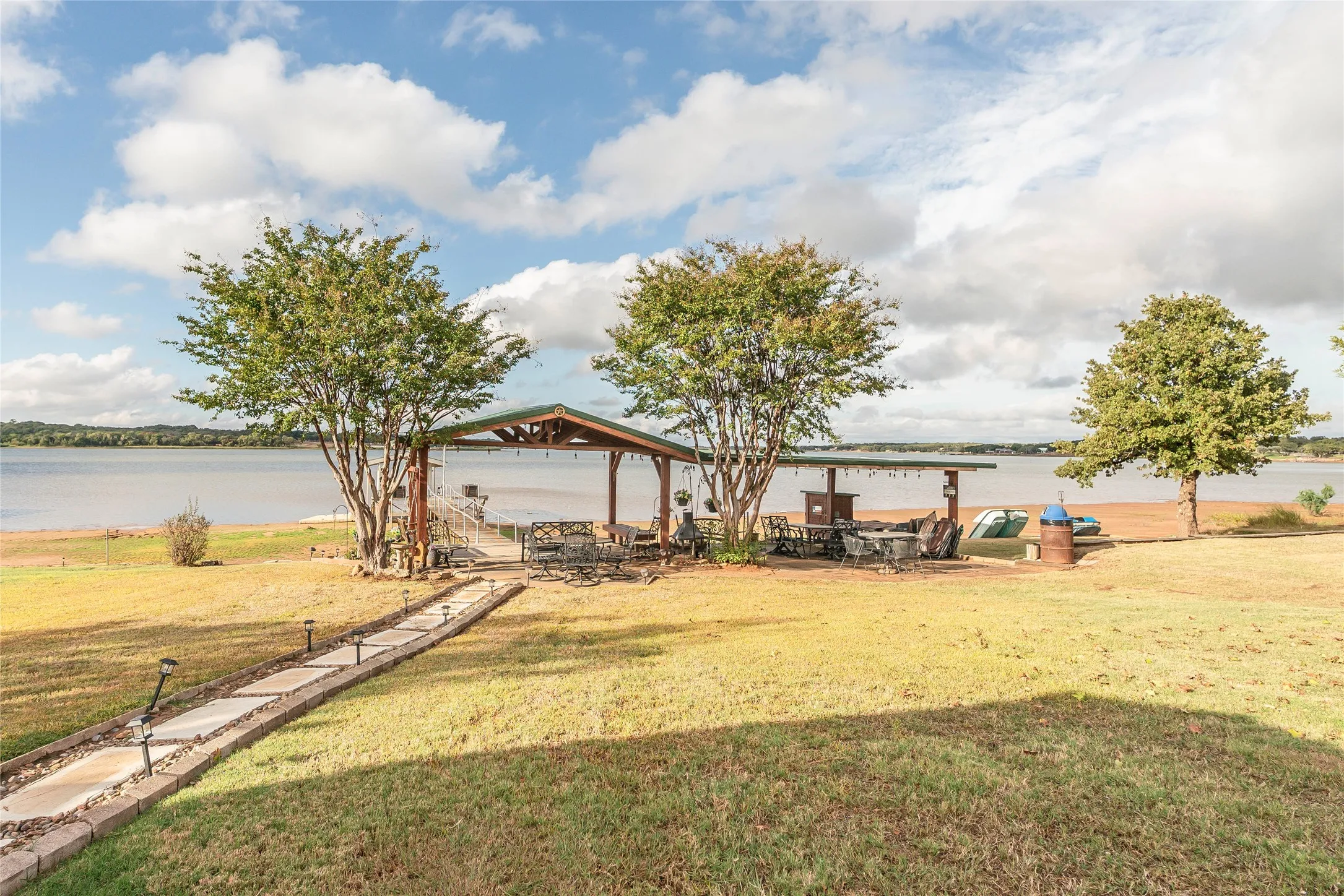 Single Family Residence For Sale in Montague County , 172 Cheyenne Drive, Nocona, Texas 76255, 3 Bedroom, 2 Bathroom, 2 Garage spaces, 1,572 Sqft, built in 2000, mls#21405701, Real Estate Agent in Nocona, Homes For Sale in Montague county, Homes For Sale in Nocona, Realtor in Nocona Texas, Real Estate Brokerage Independent Realty Texas, Luminita Cordes Realtor