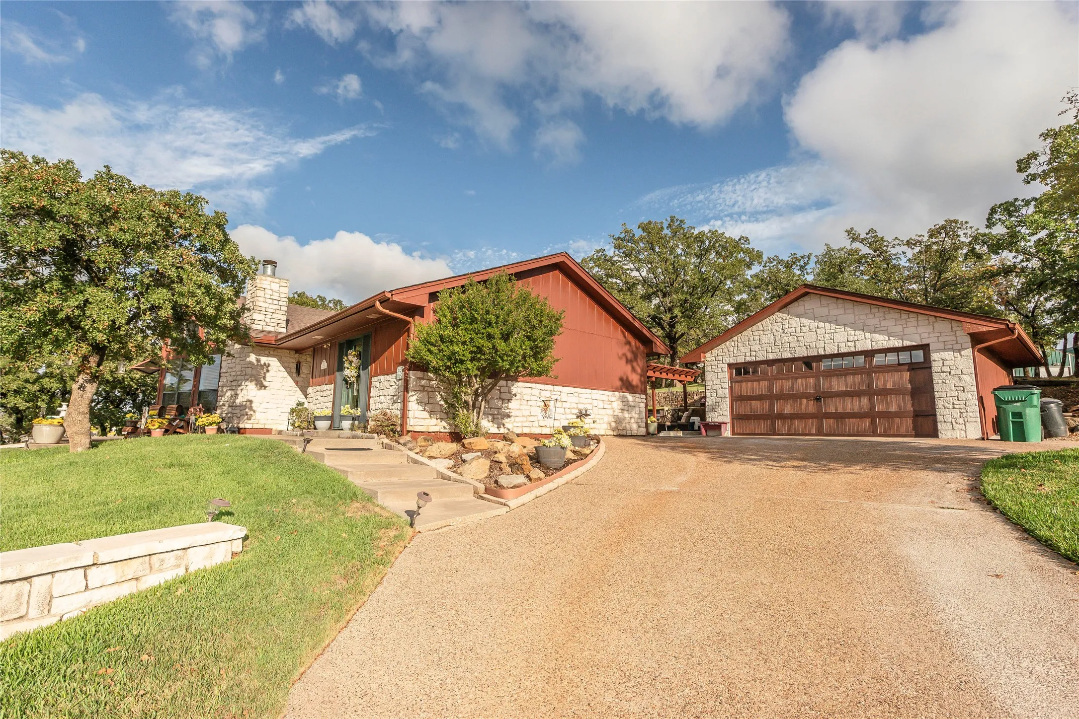 Single Family Residence For Sale in Montague County , 172 Cheyenne Drive, Nocona, Texas 76255, 3 Bedroom, 2 Bathroom, 2 Garage spaces, 1,572 Sqft, built in 2000, mls#21405701, Real Estate Agent in Nocona, Homes For Sale in Montague county, Homes For Sale in Nocona, Realtor in Nocona Texas, Real Estate Brokerage Independent Realty Texas, Luminita Cordes Realtor