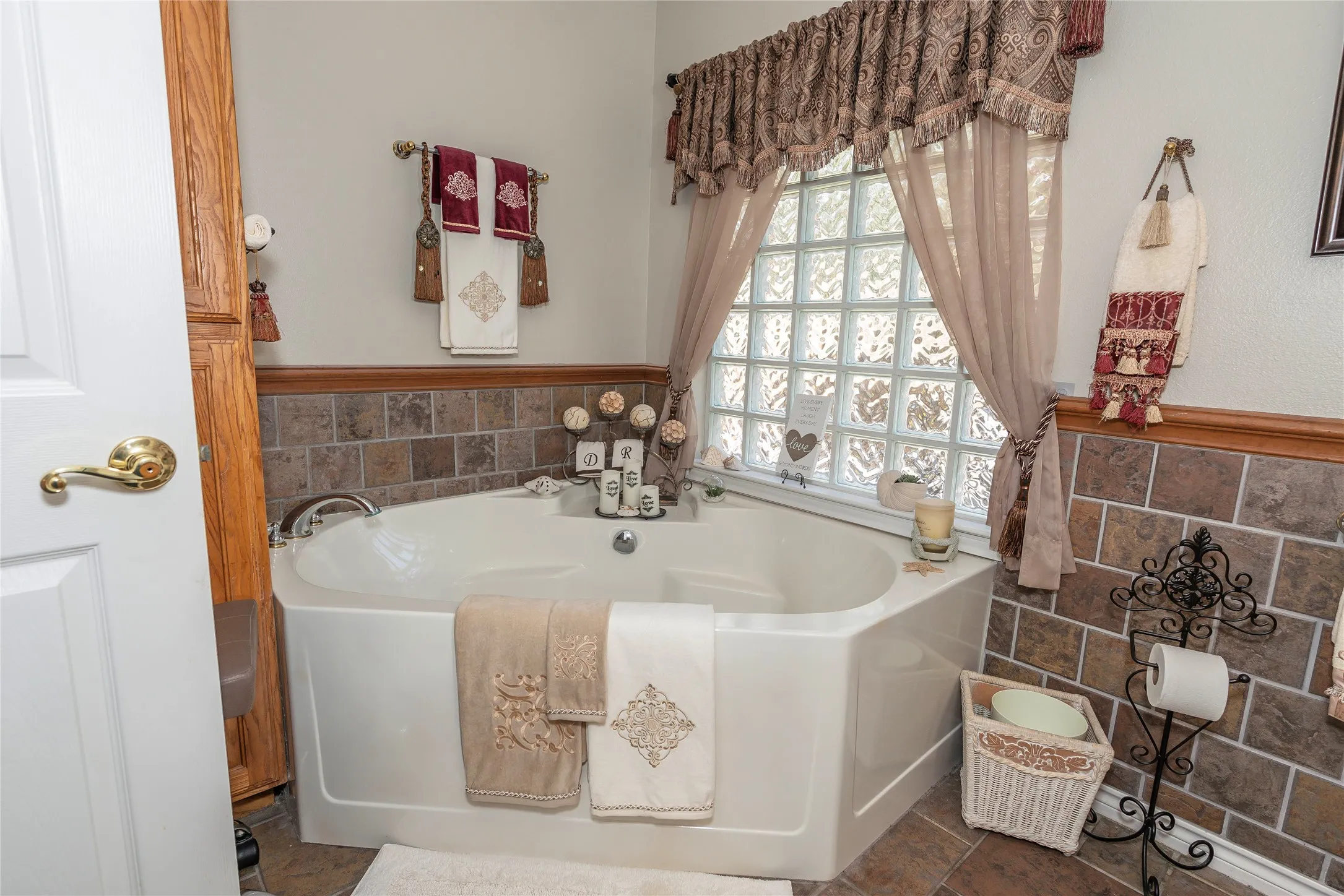 Single Family Residence For Sale in Montague County , 172 Cheyenne Drive, Nocona, Texas 76255, 3 Bedroom, 2 Bathroom, 2 Garage spaces, 1,572 Sqft, built in 2000, mls#21405701, Real Estate Agent in Nocona, Homes For Sale in Montague county, Homes For Sale in Nocona, Realtor in Nocona Texas, Real Estate Brokerage Independent Realty Texas, Luminita Cordes Realtor