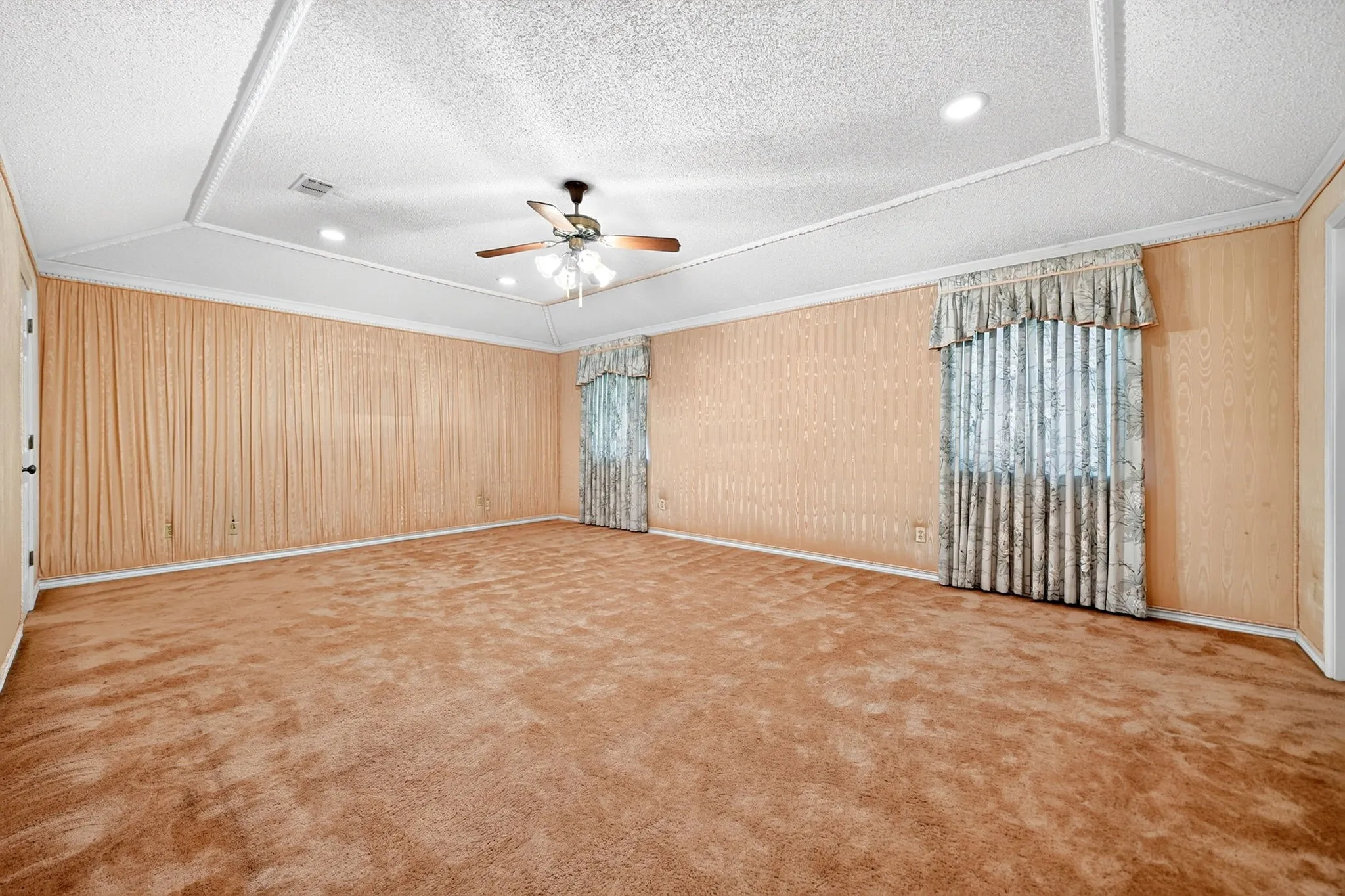 Single Family Residence For Sale in Hunt County , 103 Owl Tree Trail, Greenville, Texas 75402, 4 Bedroom, 3 Bathroom, 2 Garage spaces, 2,838 Sqft, built in 1983, mls#21405105, Real Estate Agent in Greenville, Homes For Sale in Hunt county, Homes For Sale in Greenville, Realtor in Greenville Texas, Real Estate Brokerage Independent Realty Texas, Luminita Cordes Realtor