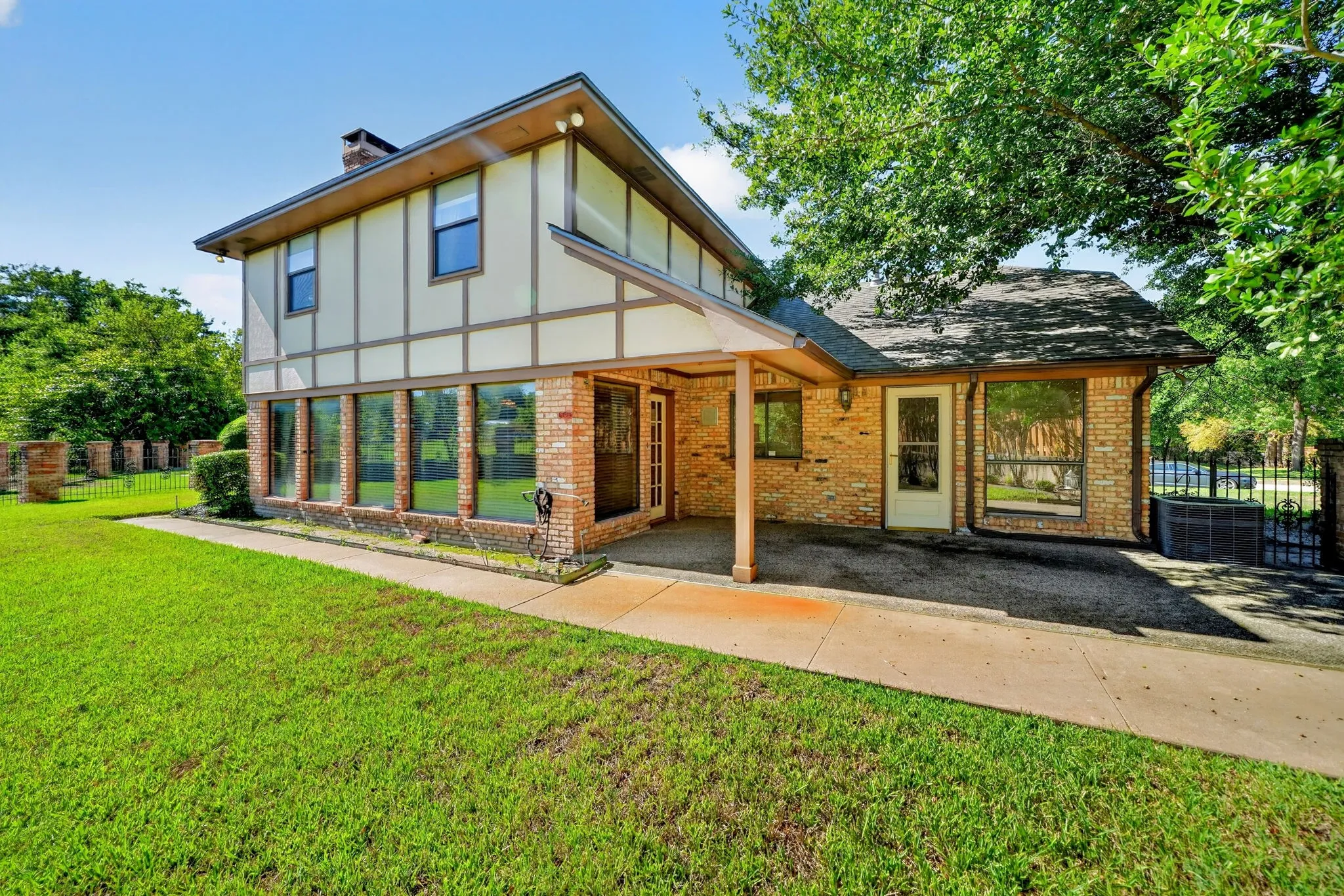 Single Family Residence For Sale in Hunt County , 103 Owl Tree Trail, Greenville, Texas 75402, 4 Bedroom, 3 Bathroom, 2 Garage spaces, 2,838 Sqft, built in 1983, mls#21405105, Real Estate Agent in Greenville, Homes For Sale in Hunt county, Homes For Sale in Greenville, Realtor in Greenville Texas, Real Estate Brokerage Independent Realty Texas, Luminita Cordes Realtor