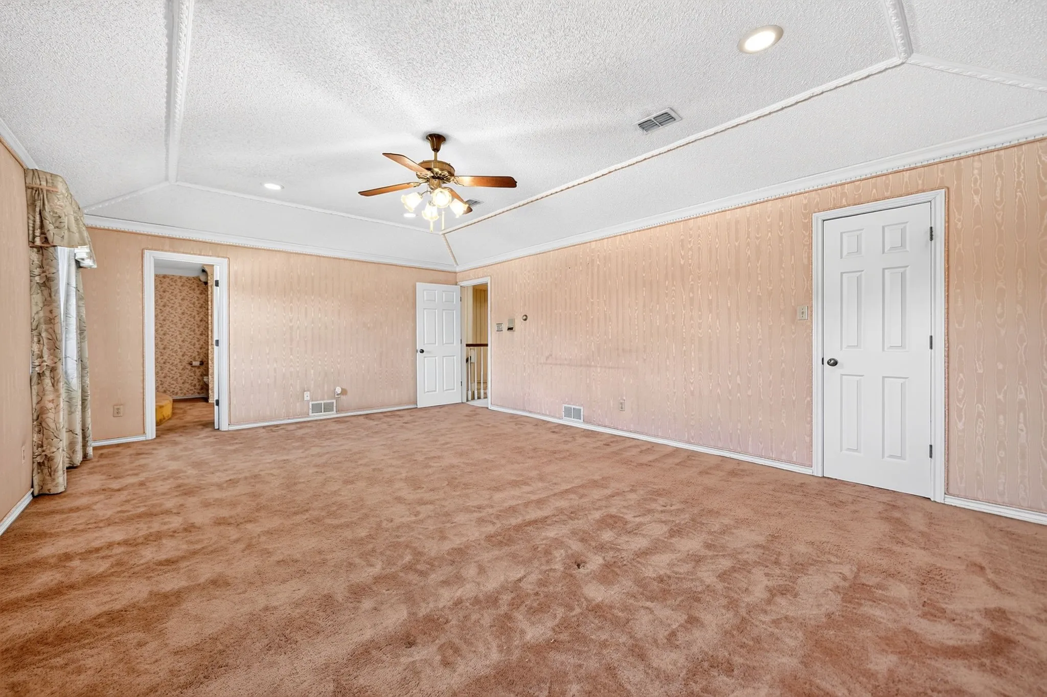 Single Family Residence For Sale in Hunt County , 103 Owl Tree Trail, Greenville, Texas 75402, 4 Bedroom, 3 Bathroom, 2 Garage spaces, 2,838 Sqft, built in 1983, mls#21405105, Real Estate Agent in Greenville, Homes For Sale in Hunt county, Homes For Sale in Greenville, Realtor in Greenville Texas, Real Estate Brokerage Independent Realty Texas, Luminita Cordes Realtor