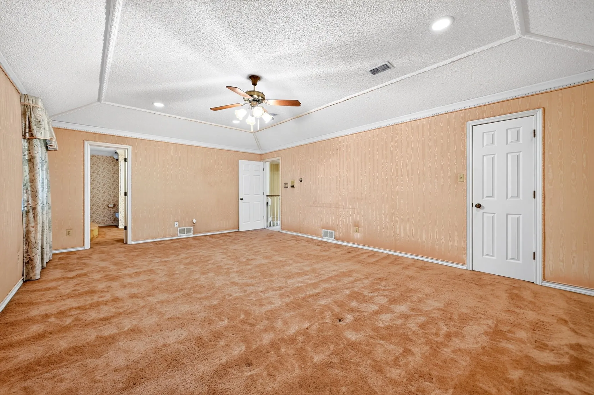 Single Family Residence For Sale in Hunt County , 103 Owl Tree Trail, Greenville, Texas 75402, 4 Bedroom, 3 Bathroom, 2 Garage spaces, 2,838 Sqft, built in 1983, mls#21405105, Real Estate Agent in Greenville, Homes For Sale in Hunt county, Homes For Sale in Greenville, Realtor in Greenville Texas, Real Estate Brokerage Independent Realty Texas, Luminita Cordes Realtor