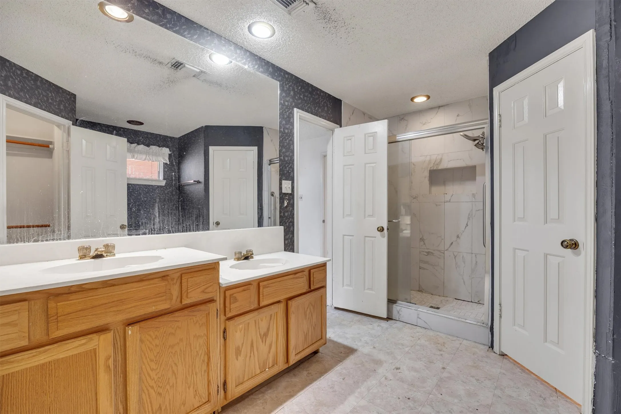 Single Family Residence For Sale in Dallas County , 308 Clear Springs Drive, Mesquite, Texas 75150, 4 Bedroom, 2 Bathroom, Garage spaces, 2,118 Sqft, built in 1989, mls#21394424, Real Estate Agent in Mesquite, Homes For Sale in Dallas county, Homes For Sale in Mesquite, Realtor in Mesquite Texas, Real Estate Brokerage Independent Realty Texas, Luminita Cordes Realtor