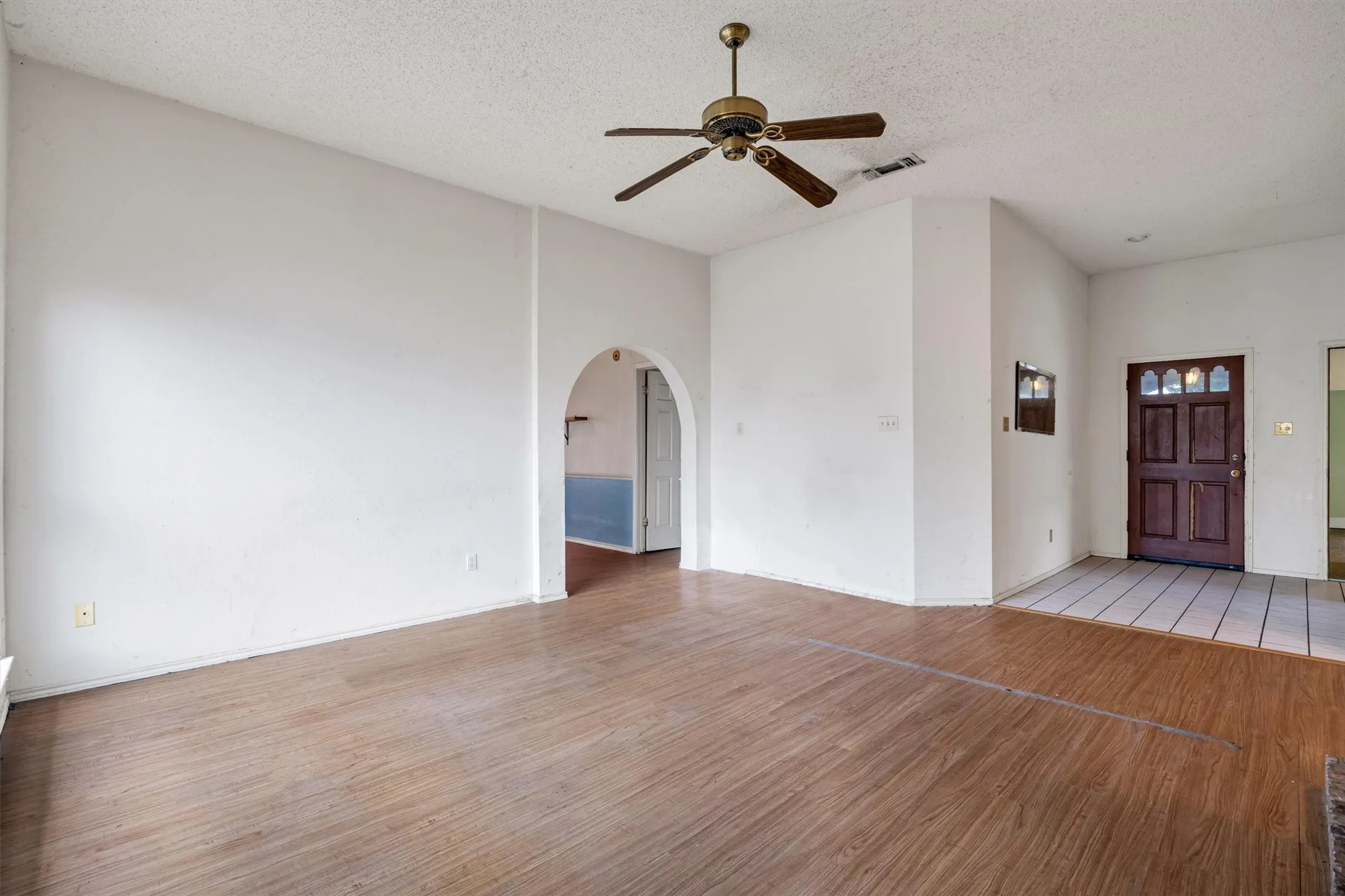 Single Family Residence For Sale in Dallas County , 308 Clear Springs Drive, Mesquite, Texas 75150, 4 Bedroom, 2 Bathroom, Garage spaces, 2,118 Sqft, built in 1989, mls#21394424, Real Estate Agent in Mesquite, Homes For Sale in Dallas county, Homes For Sale in Mesquite, Realtor in Mesquite Texas, Real Estate Brokerage Independent Realty Texas, Luminita Cordes Realtor