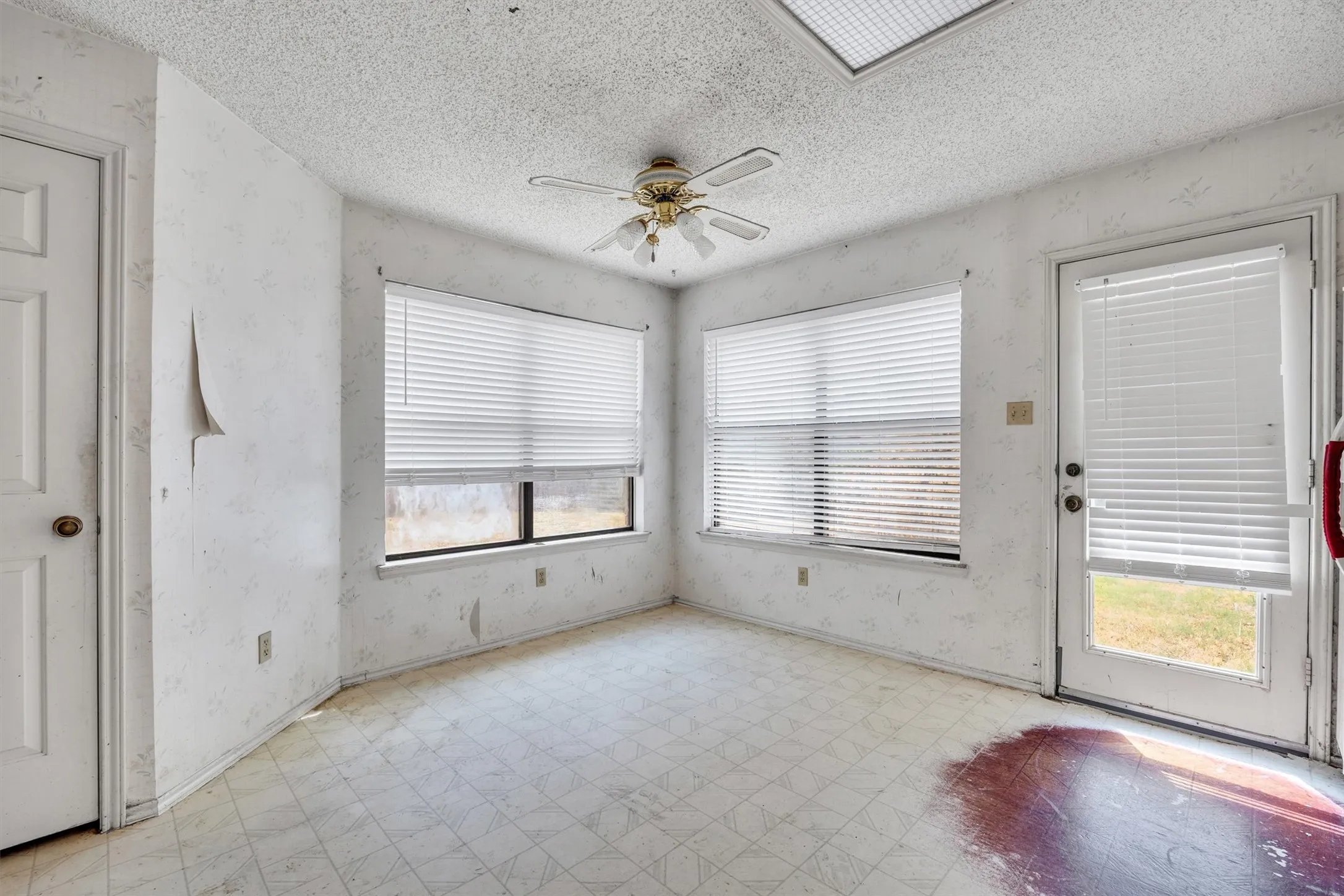 Single Family Residence For Sale in Dallas County , 308 Clear Springs Drive, Mesquite, Texas 75150, 4 Bedroom, 2 Bathroom, Garage spaces, 2,118 Sqft, built in 1989, mls#21394424, Real Estate Agent in Mesquite, Homes For Sale in Dallas county, Homes For Sale in Mesquite, Realtor in Mesquite Texas, Real Estate Brokerage Independent Realty Texas, Luminita Cordes Realtor