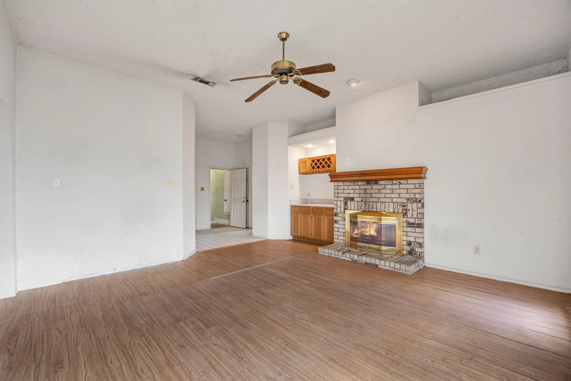 Single Family Residence For Sale in Dallas County , 308 Clear Springs Drive, Mesquite, Texas 75150, 4 Bedroom, 2 Bathroom, Garage spaces, 2,118 Sqft, built in 1989, mls#21394424, Real Estate Agent in Mesquite, Homes For Sale in Dallas county, Homes For Sale in Mesquite, Realtor in Mesquite Texas, Real Estate Brokerage Independent Realty Texas, Luminita Cordes Realtor