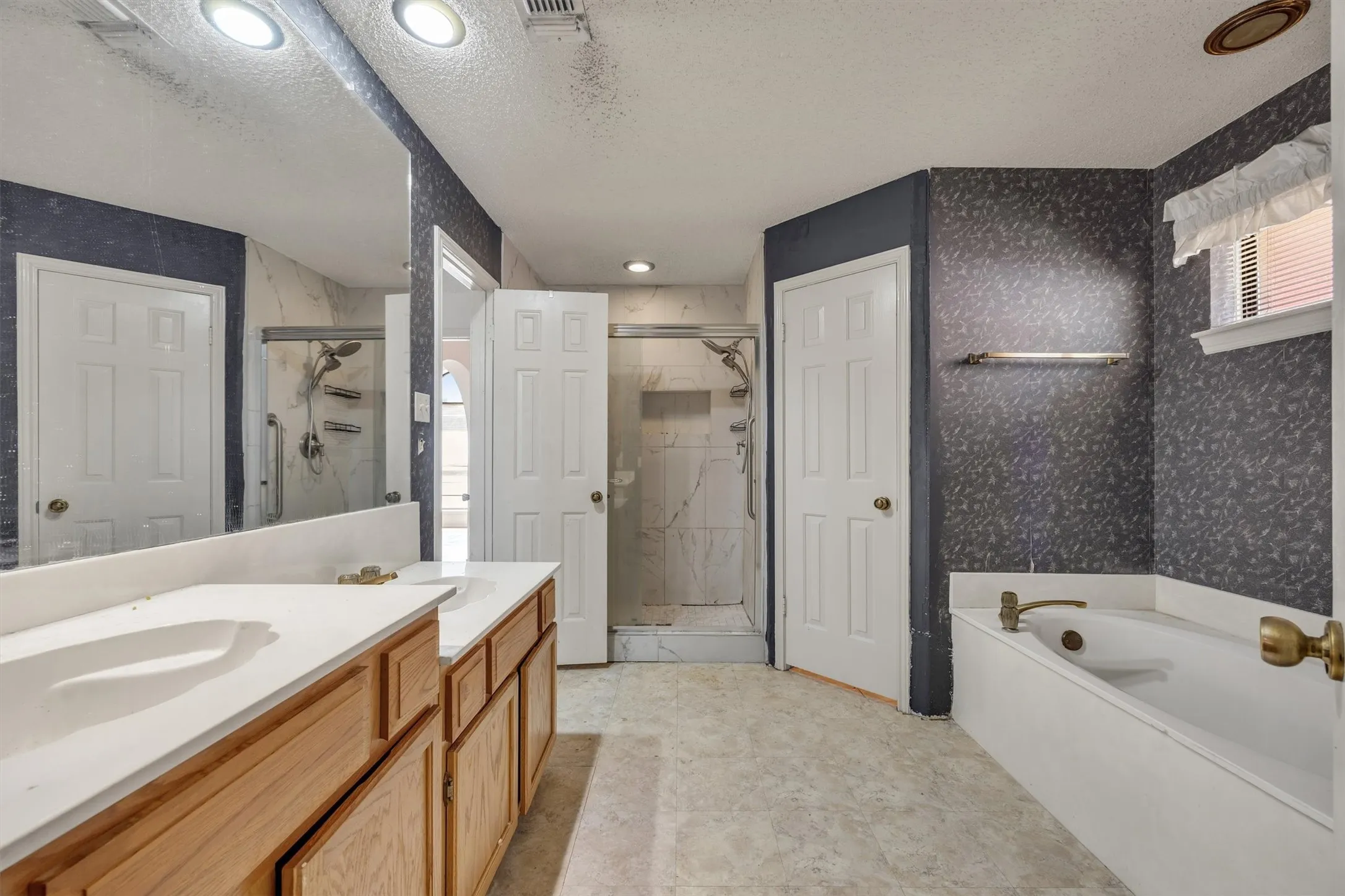 Single Family Residence For Sale in Dallas County , 308 Clear Springs Drive, Mesquite, Texas 75150, 4 Bedroom, 2 Bathroom, Garage spaces, 2,118 Sqft, built in 1989, mls#21394424, Real Estate Agent in Mesquite, Homes For Sale in Dallas county, Homes For Sale in Mesquite, Realtor in Mesquite Texas, Real Estate Brokerage Independent Realty Texas, Luminita Cordes Realtor