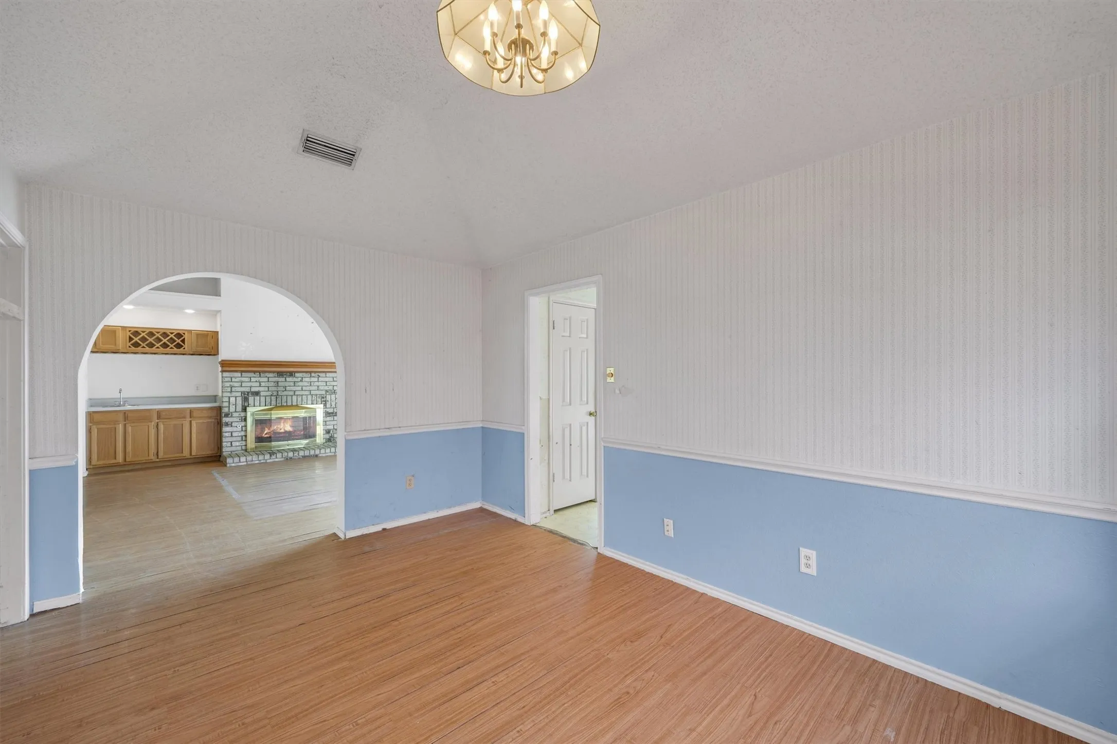 Single Family Residence For Sale in Dallas County , 308 Clear Springs Drive, Mesquite, Texas 75150, 4 Bedroom, 2 Bathroom, Garage spaces, 2,118 Sqft, built in 1989, mls#21394424, Real Estate Agent in Mesquite, Homes For Sale in Dallas county, Homes For Sale in Mesquite, Realtor in Mesquite Texas, Real Estate Brokerage Independent Realty Texas, Luminita Cordes Realtor