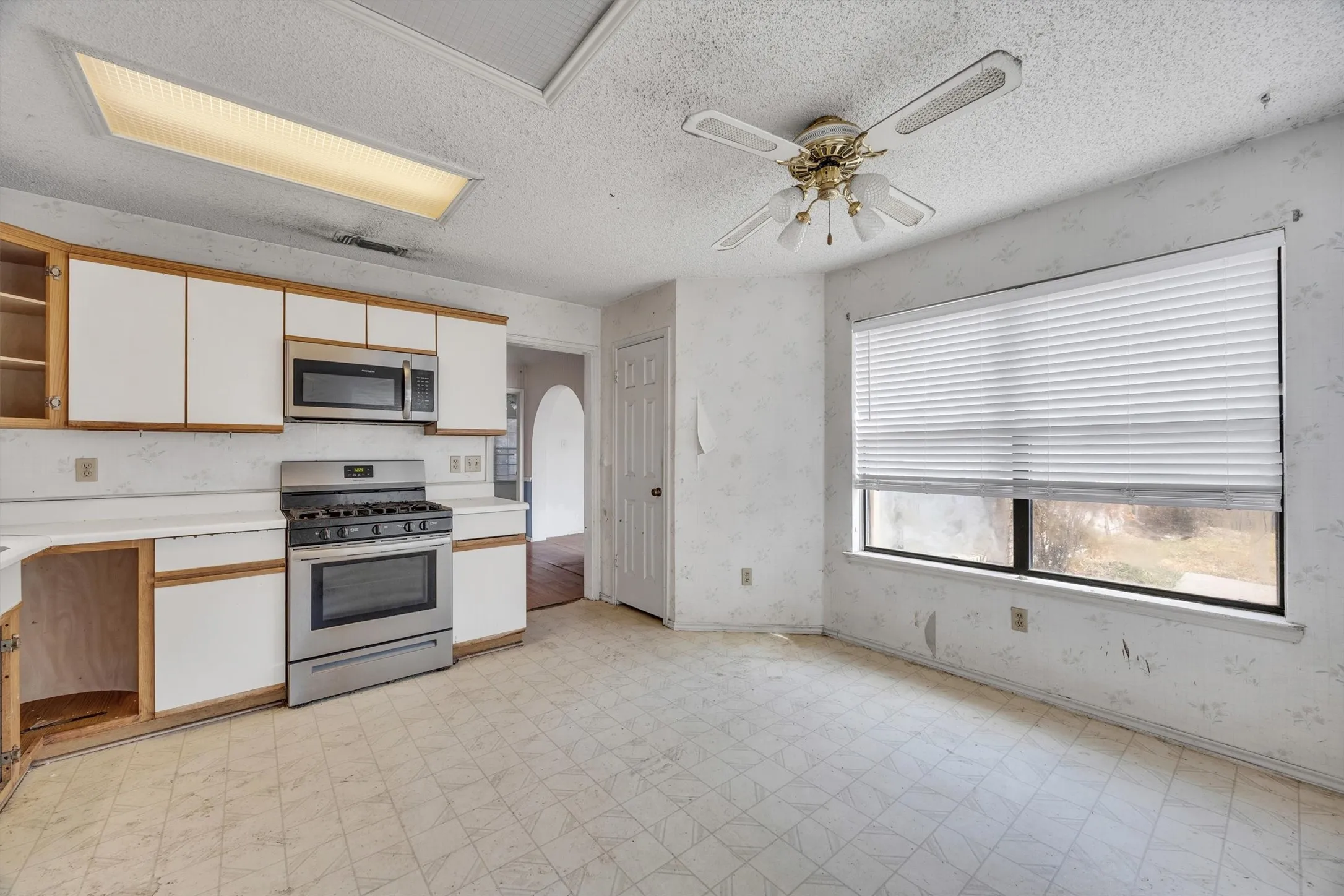 Single Family Residence For Sale in Dallas County , 308 Clear Springs Drive, Mesquite, Texas 75150, 4 Bedroom, 2 Bathroom, Garage spaces, 2,118 Sqft, built in 1989, mls#21394424, Real Estate Agent in Mesquite, Homes For Sale in Dallas county, Homes For Sale in Mesquite, Realtor in Mesquite Texas, Real Estate Brokerage Independent Realty Texas, Luminita Cordes Realtor