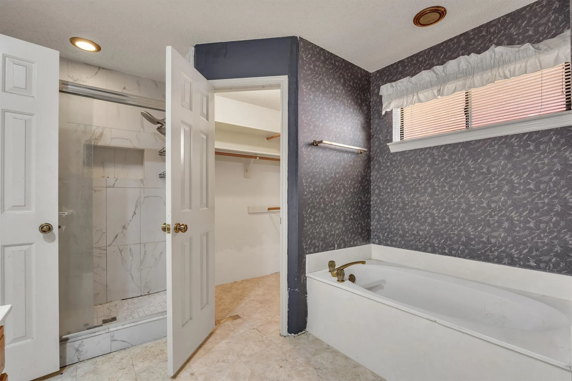Single Family Residence For Sale in Dallas County , 308 Clear Springs Drive, Mesquite, Texas 75150, 4 Bedroom, 2 Bathroom, Garage spaces, 2,118 Sqft, built in 1989, mls#21394424, Real Estate Agent in Mesquite, Homes For Sale in Dallas county, Homes For Sale in Mesquite, Realtor in Mesquite Texas, Real Estate Brokerage Independent Realty Texas, Luminita Cordes Realtor