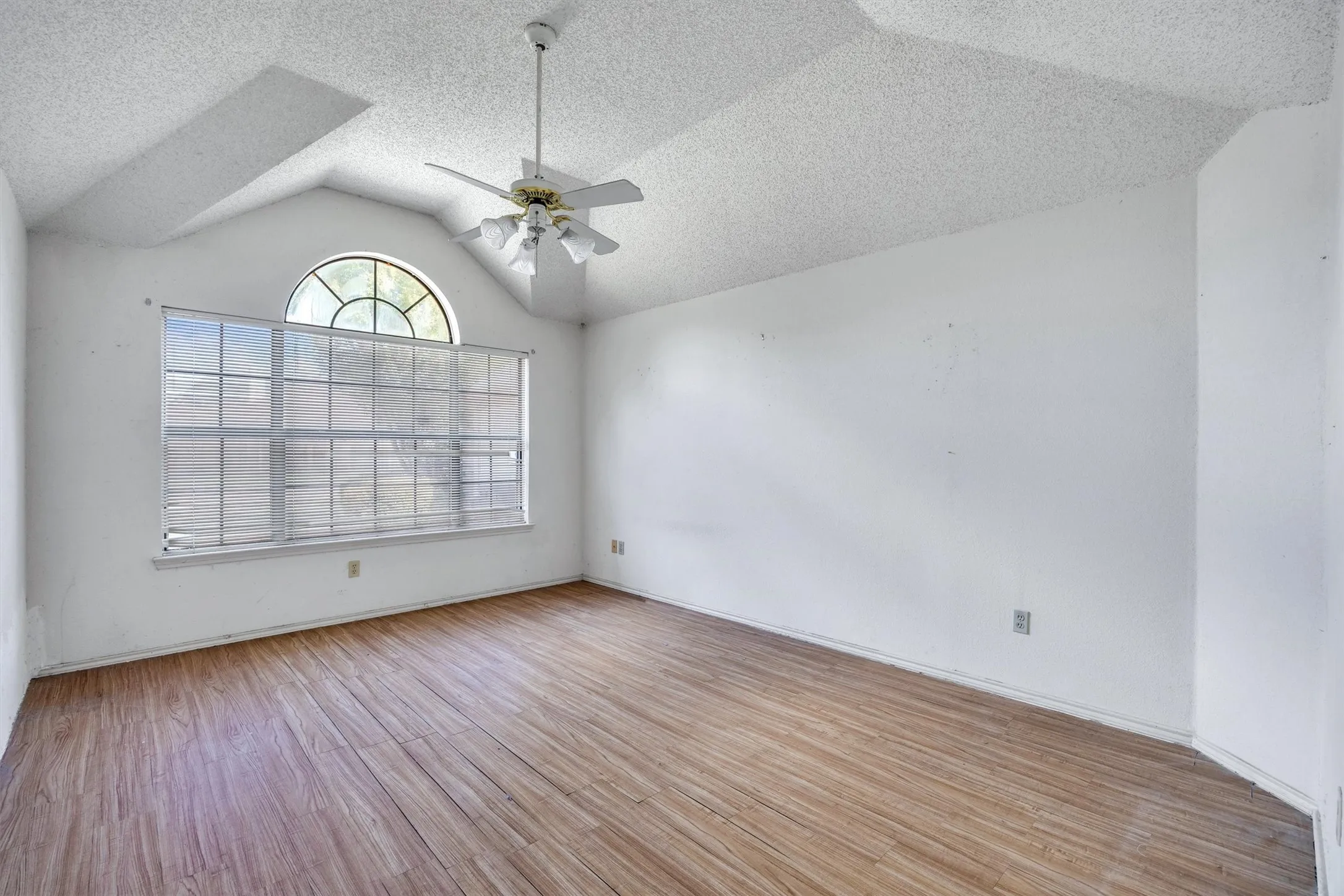 Single Family Residence For Sale in Dallas County , 308 Clear Springs Drive, Mesquite, Texas 75150, 4 Bedroom, 2 Bathroom, Garage spaces, 2,118 Sqft, built in 1989, mls#21394424, Real Estate Agent in Mesquite, Homes For Sale in Dallas county, Homes For Sale in Mesquite, Realtor in Mesquite Texas, Real Estate Brokerage Independent Realty Texas, Luminita Cordes Realtor