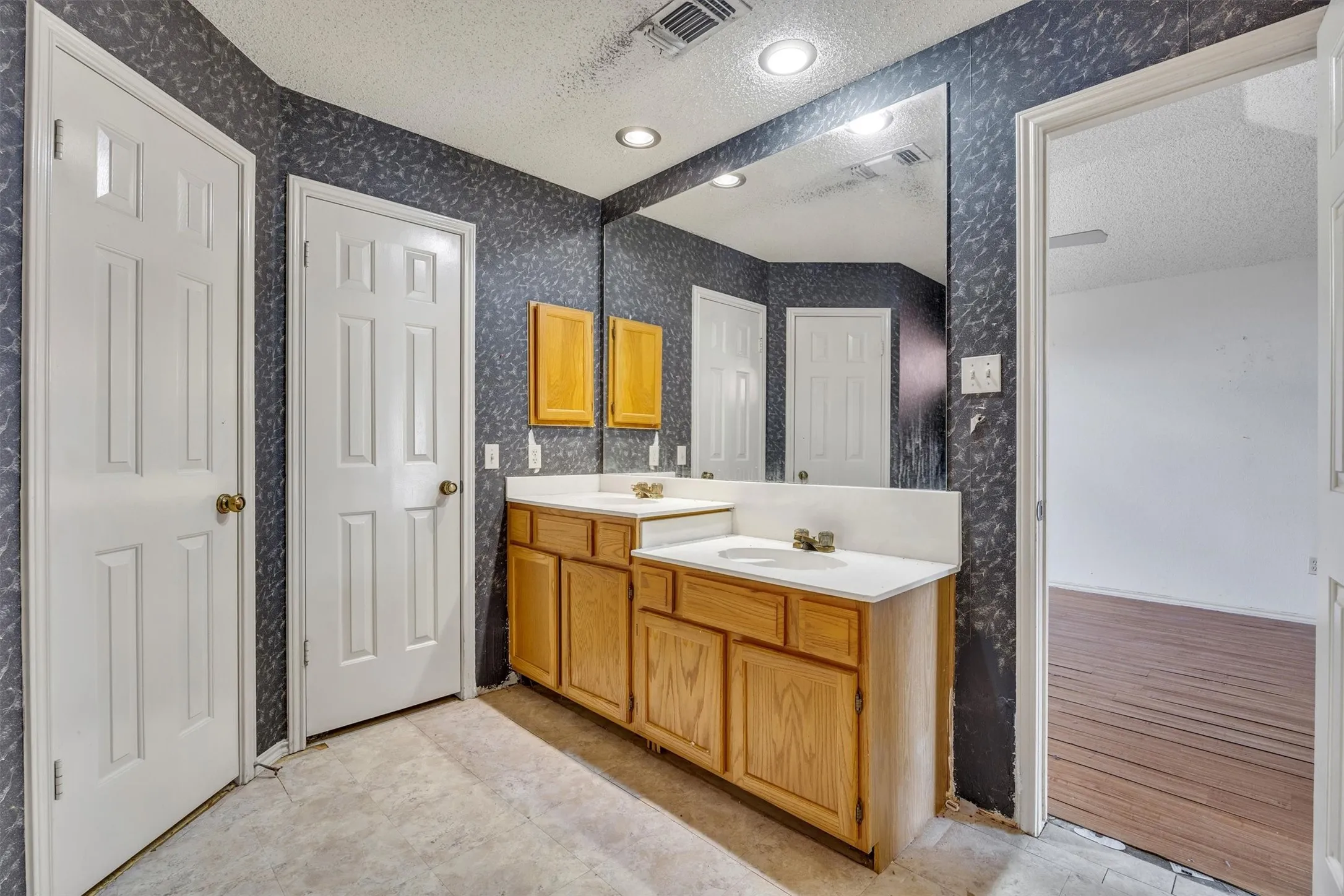 Single Family Residence For Sale in Dallas County , 308 Clear Springs Drive, Mesquite, Texas 75150, 4 Bedroom, 2 Bathroom, Garage spaces, 2,118 Sqft, built in 1989, mls#21394424, Real Estate Agent in Mesquite, Homes For Sale in Dallas county, Homes For Sale in Mesquite, Realtor in Mesquite Texas, Real Estate Brokerage Independent Realty Texas, Luminita Cordes Realtor