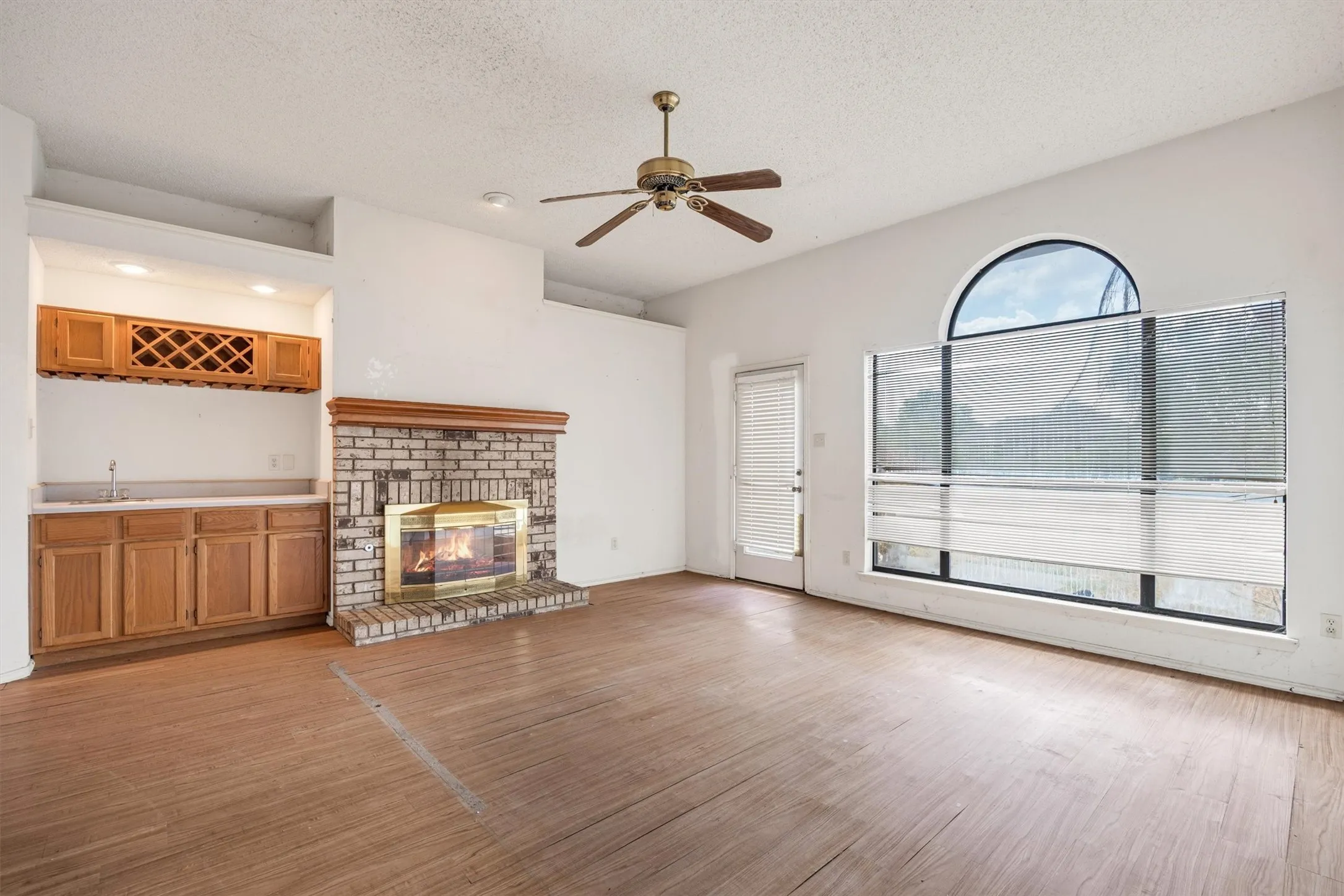 Single Family Residence For Sale in Dallas County , 308 Clear Springs Drive, Mesquite, Texas 75150, 4 Bedroom, 2 Bathroom, Garage spaces, 2,118 Sqft, built in 1989, mls#21394424, Real Estate Agent in Mesquite, Homes For Sale in Dallas county, Homes For Sale in Mesquite, Realtor in Mesquite Texas, Real Estate Brokerage Independent Realty Texas, Luminita Cordes Realtor