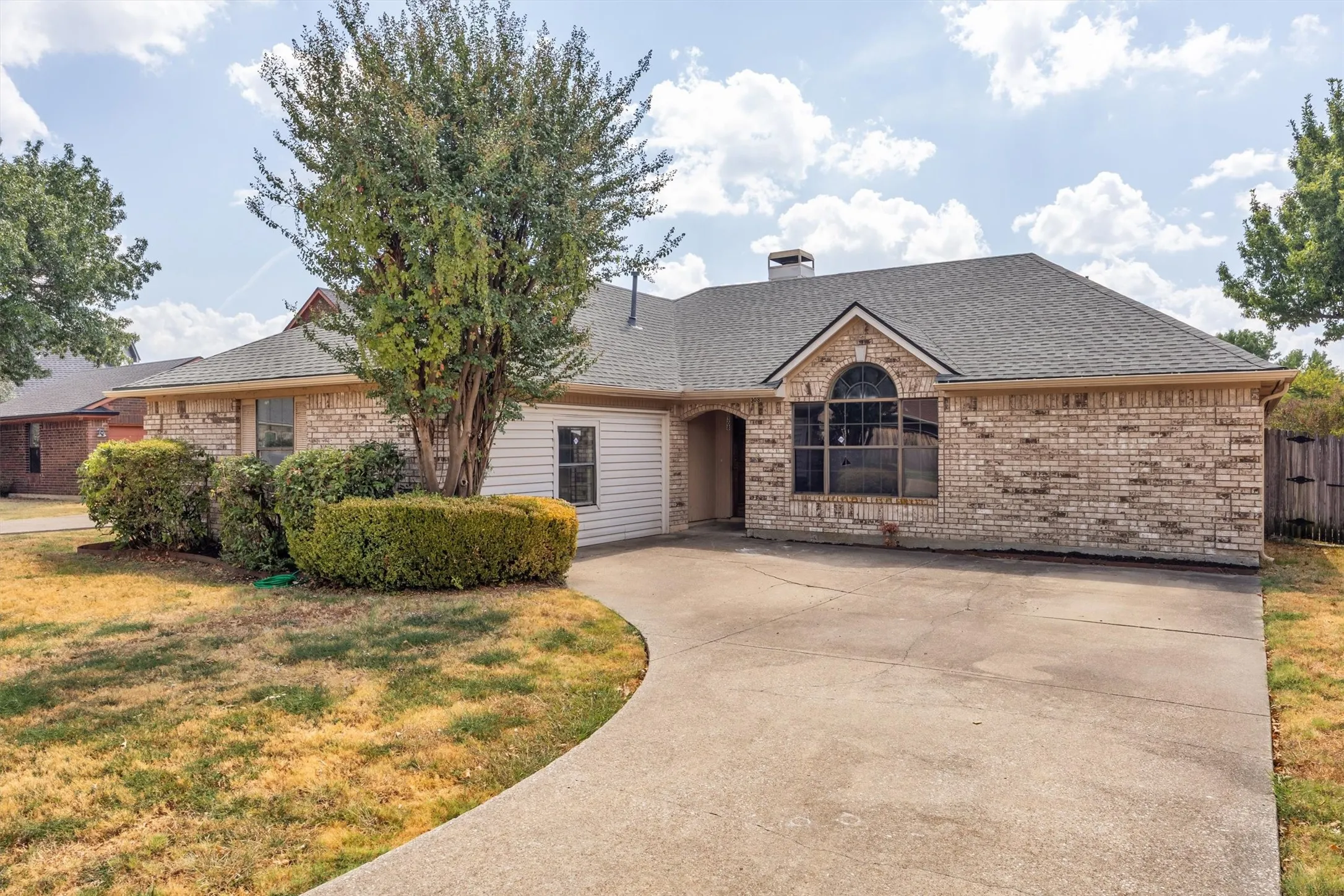 Single Family Residence For Sale in Dallas County , 308 Clear Springs Drive, Mesquite, Texas 75150, 4 Bedroom, 2 Bathroom, Garage spaces, 2,118 Sqft, built in 1989, mls#21394424, Real Estate Agent in Mesquite, Homes For Sale in Dallas county, Homes For Sale in Mesquite, Realtor in Mesquite Texas, Real Estate Brokerage Independent Realty Texas, Luminita Cordes Realtor