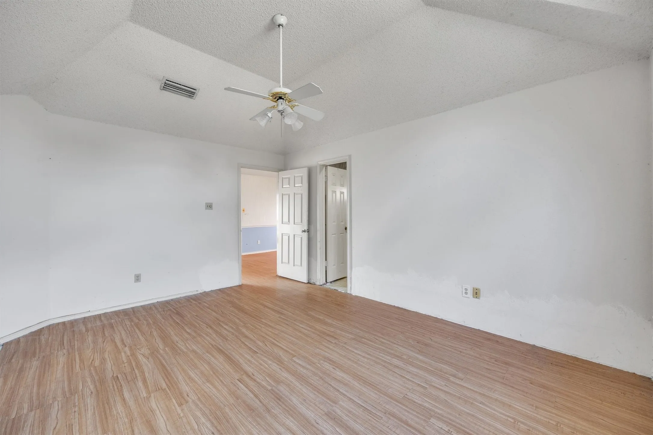 Single Family Residence For Sale in Dallas County , 308 Clear Springs Drive, Mesquite, Texas 75150, 4 Bedroom, 2 Bathroom, Garage spaces, 2,118 Sqft, built in 1989, mls#21394424, Real Estate Agent in Mesquite, Homes For Sale in Dallas county, Homes For Sale in Mesquite, Realtor in Mesquite Texas, Real Estate Brokerage Independent Realty Texas, Luminita Cordes Realtor