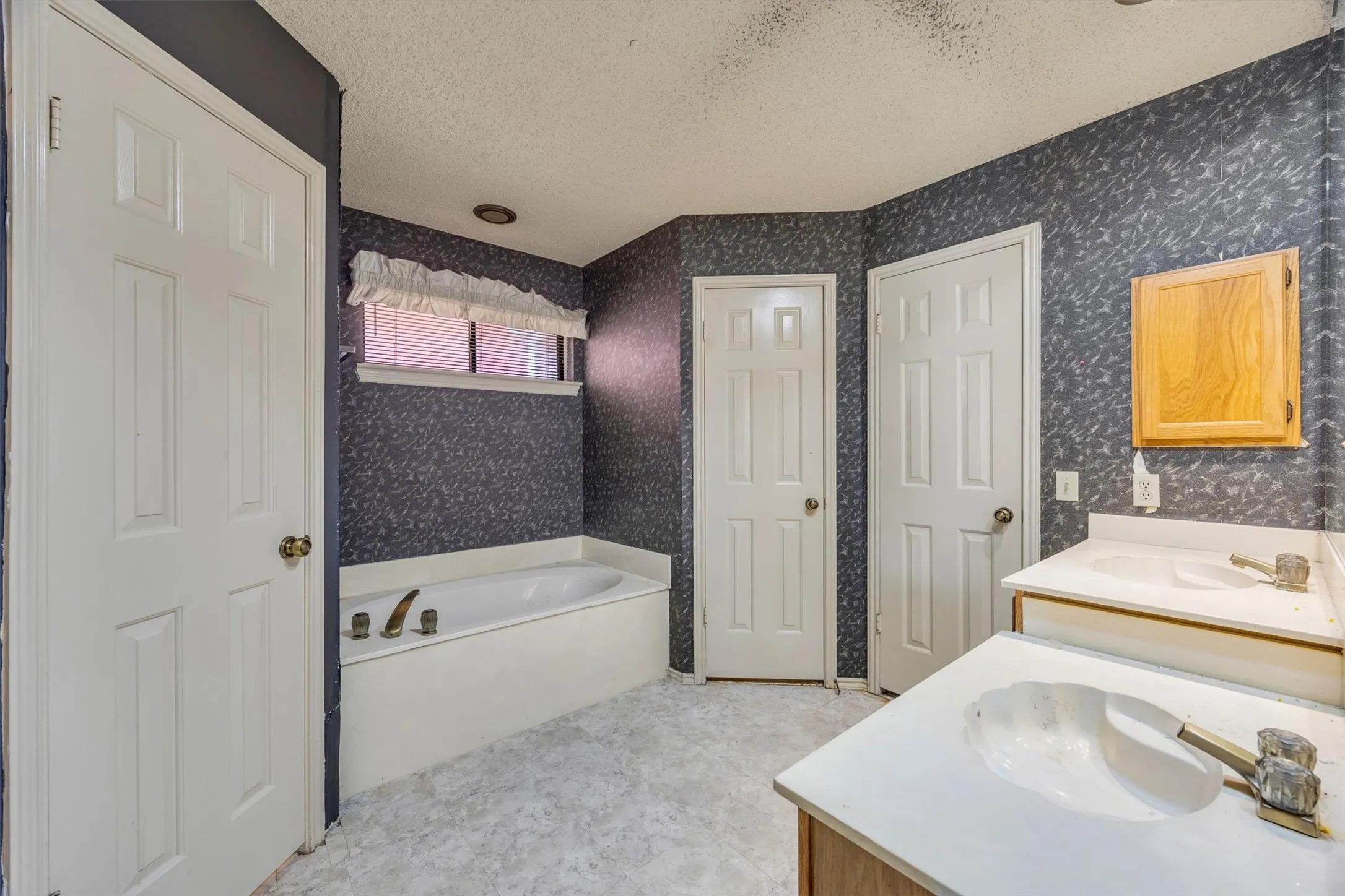 Single Family Residence For Sale in Dallas County , 308 Clear Springs Drive, Mesquite, Texas 75150, 4 Bedroom, 2 Bathroom, Garage spaces, 2,118 Sqft, built in 1989, mls#21394424, Real Estate Agent in Mesquite, Homes For Sale in Dallas county, Homes For Sale in Mesquite, Realtor in Mesquite Texas, Real Estate Brokerage Independent Realty Texas, Luminita Cordes Realtor