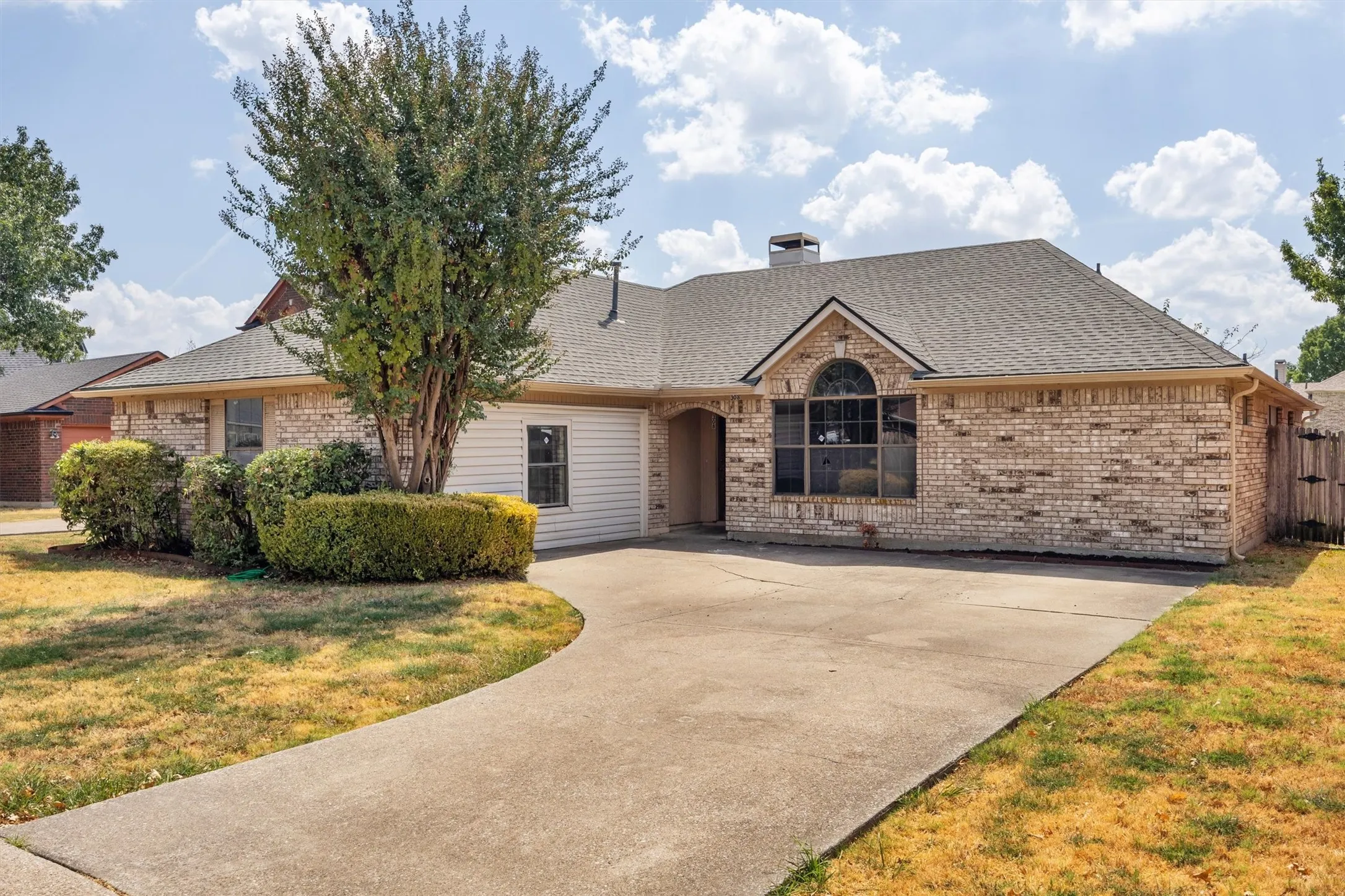 Single Family Residence For Sale in Dallas County , 308 Clear Springs Drive, Mesquite, Texas 75150, 4 Bedroom, 2 Bathroom, Garage spaces, 2,118 Sqft, built in 1989, mls#21394424, Real Estate Agent in Mesquite, Homes For Sale in Dallas county, Homes For Sale in Mesquite, Realtor in Mesquite Texas, Real Estate Brokerage Independent Realty Texas, Luminita Cordes Realtor