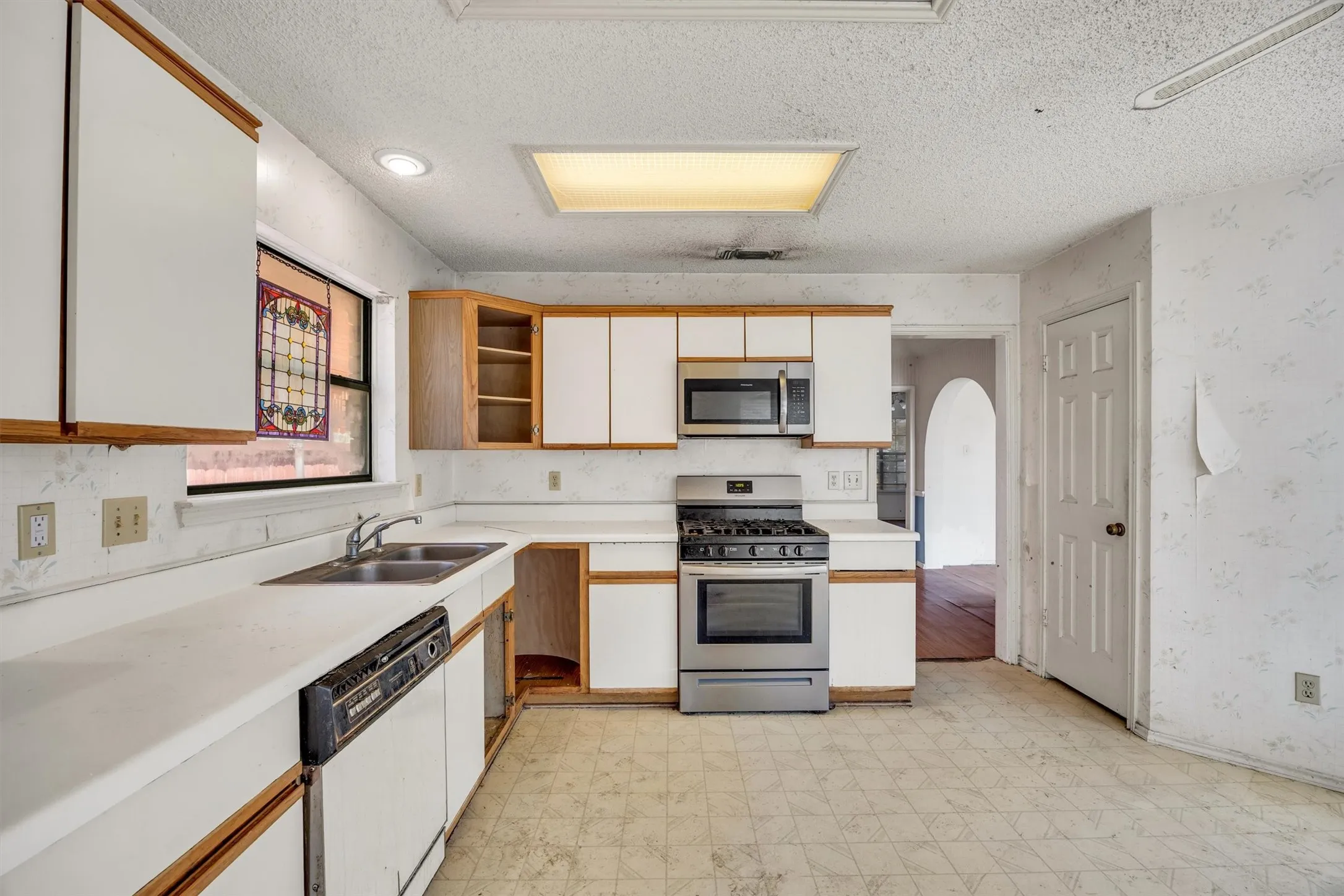 Single Family Residence For Sale in Dallas County , 308 Clear Springs Drive, Mesquite, Texas 75150, 4 Bedroom, 2 Bathroom, Garage spaces, 2,118 Sqft, built in 1989, mls#21394424, Real Estate Agent in Mesquite, Homes For Sale in Dallas county, Homes For Sale in Mesquite, Realtor in Mesquite Texas, Real Estate Brokerage Independent Realty Texas, Luminita Cordes Realtor