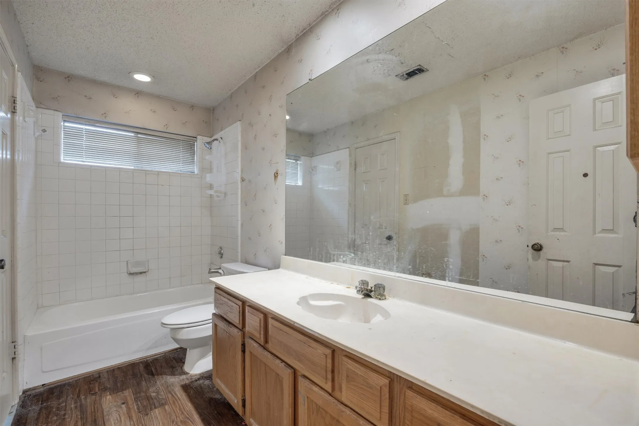 Single Family Residence For Sale in Dallas County , 308 Clear Springs Drive, Mesquite, Texas 75150, 4 Bedroom, 2 Bathroom, Garage spaces, 2,118 Sqft, built in 1989, mls#21394424, Real Estate Agent in Mesquite, Homes For Sale in Dallas county, Homes For Sale in Mesquite, Realtor in Mesquite Texas, Real Estate Brokerage Independent Realty Texas, Luminita Cordes Realtor