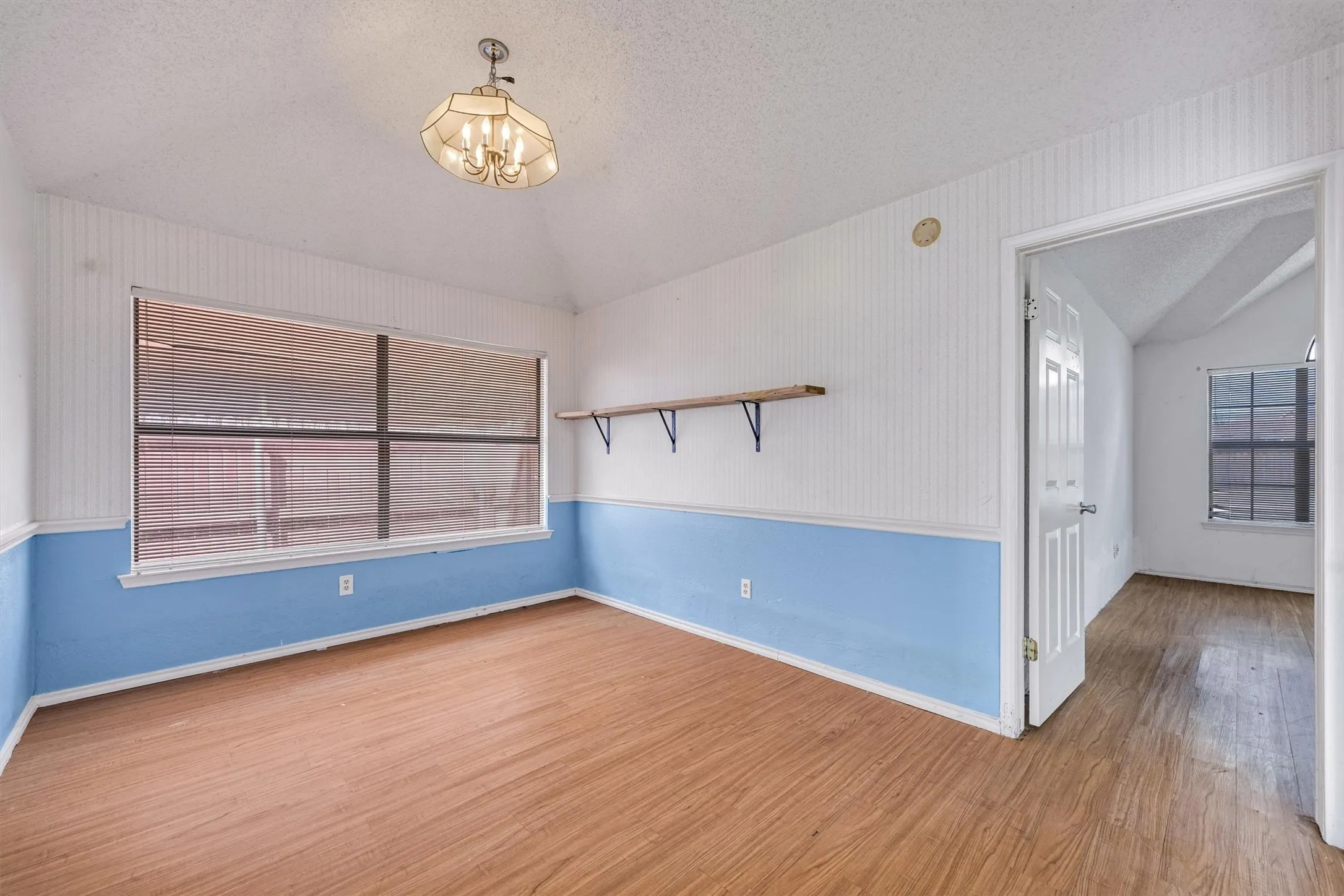 Single Family Residence For Sale in Dallas County , 308 Clear Springs Drive, Mesquite, Texas 75150, 4 Bedroom, 2 Bathroom, Garage spaces, 2,118 Sqft, built in 1989, mls#21394424, Real Estate Agent in Mesquite, Homes For Sale in Dallas county, Homes For Sale in Mesquite, Realtor in Mesquite Texas, Real Estate Brokerage Independent Realty Texas, Luminita Cordes Realtor