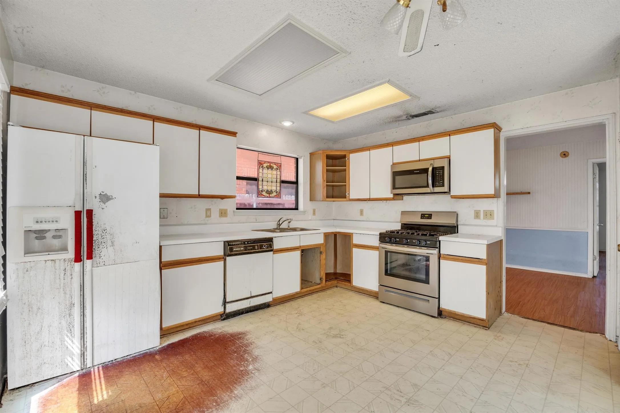 Single Family Residence For Sale in Dallas County , 308 Clear Springs Drive, Mesquite, Texas 75150, 4 Bedroom, 2 Bathroom, Garage spaces, 2,118 Sqft, built in 1989, mls#21394424, Real Estate Agent in Mesquite, Homes For Sale in Dallas county, Homes For Sale in Mesquite, Realtor in Mesquite Texas, Real Estate Brokerage Independent Realty Texas, Luminita Cordes Realtor