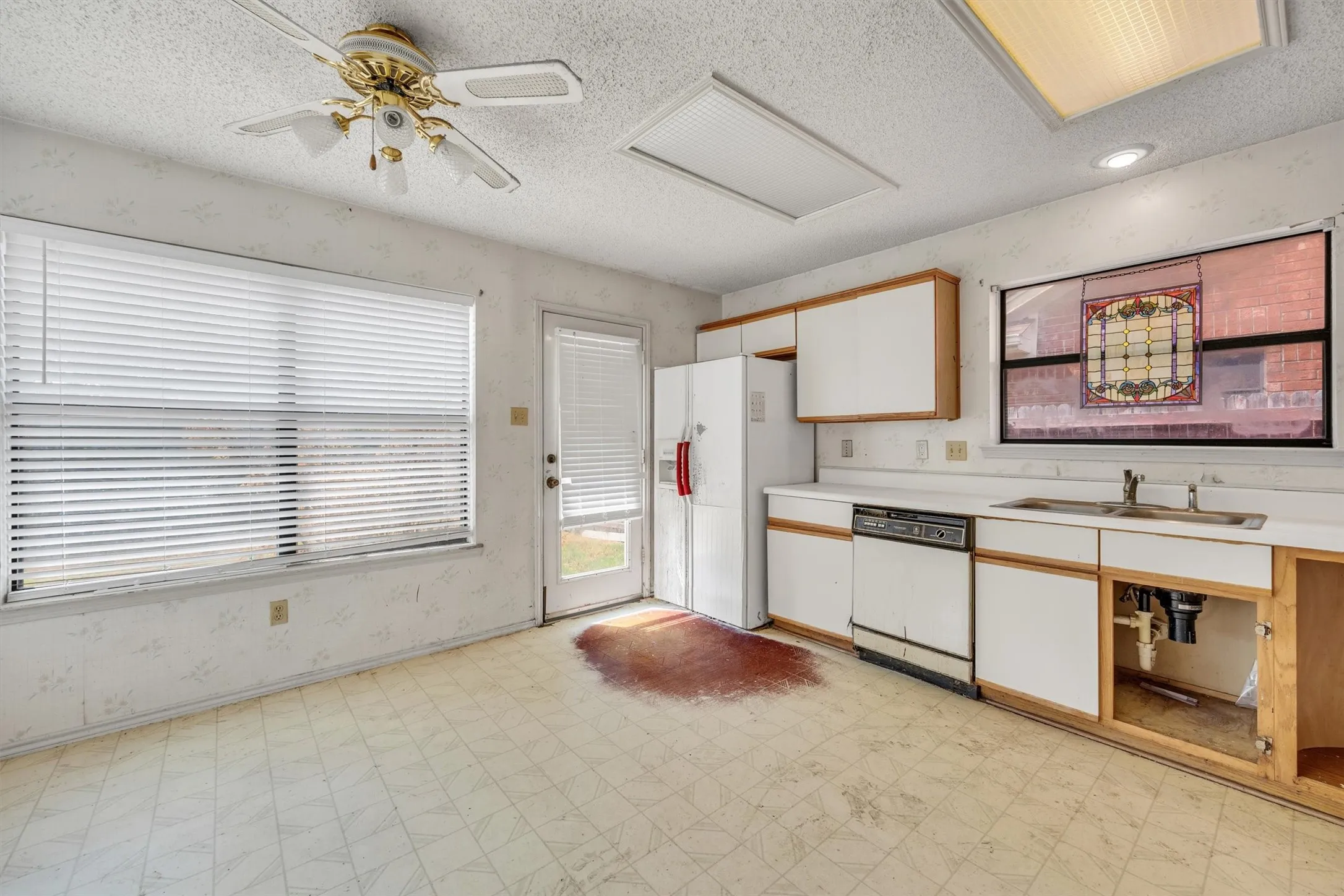 Single Family Residence For Sale in Dallas County , 308 Clear Springs Drive, Mesquite, Texas 75150, 4 Bedroom, 2 Bathroom, Garage spaces, 2,118 Sqft, built in 1989, mls#21394424, Real Estate Agent in Mesquite, Homes For Sale in Dallas county, Homes For Sale in Mesquite, Realtor in Mesquite Texas, Real Estate Brokerage Independent Realty Texas, Luminita Cordes Realtor