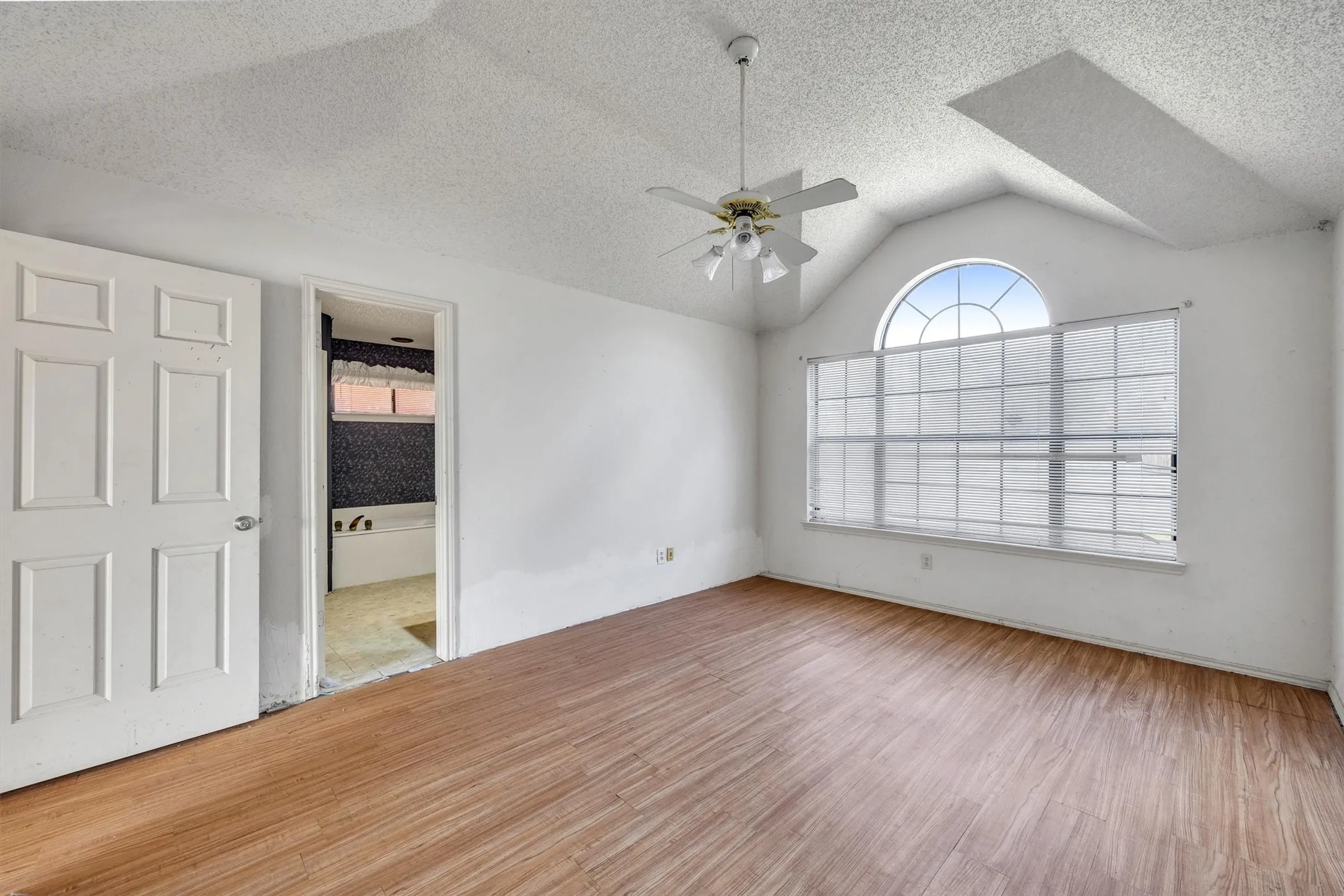 Single Family Residence For Sale in Dallas County , 308 Clear Springs Drive, Mesquite, Texas 75150, 4 Bedroom, 2 Bathroom, Garage spaces, 2,118 Sqft, built in 1989, mls#21394424, Real Estate Agent in Mesquite, Homes For Sale in Dallas county, Homes For Sale in Mesquite, Realtor in Mesquite Texas, Real Estate Brokerage Independent Realty Texas, Luminita Cordes Realtor