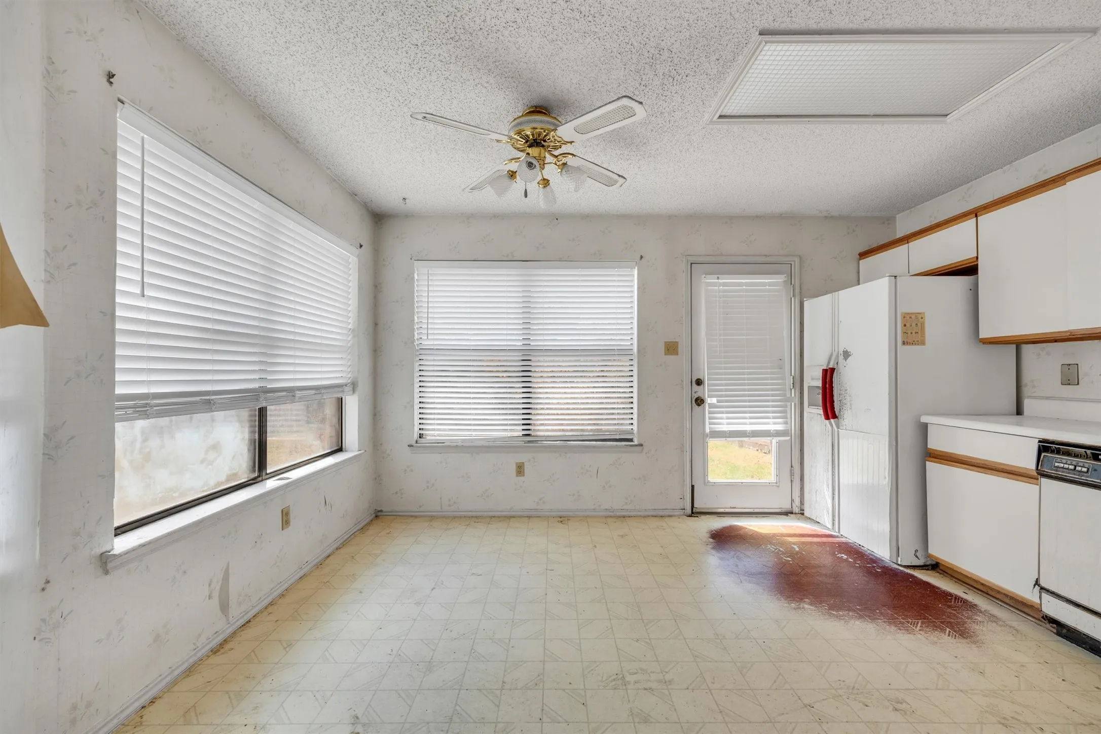 Single Family Residence For Sale in Dallas County , 308 Clear Springs Drive, Mesquite, Texas 75150, 4 Bedroom, 2 Bathroom, Garage spaces, 2,118 Sqft, built in 1989, mls#21394424, Real Estate Agent in Mesquite, Homes For Sale in Dallas county, Homes For Sale in Mesquite, Realtor in Mesquite Texas, Real Estate Brokerage Independent Realty Texas, Luminita Cordes Realtor