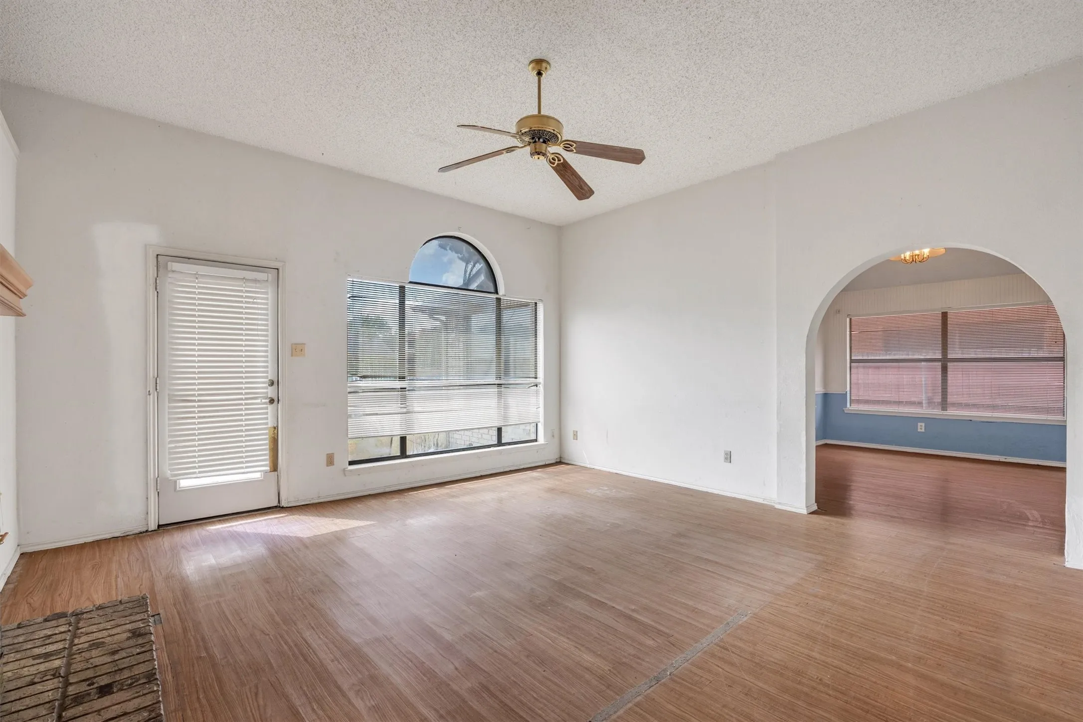 Single Family Residence For Sale in Dallas County , 308 Clear Springs Drive, Mesquite, Texas 75150, 4 Bedroom, 2 Bathroom, Garage spaces, 2,118 Sqft, built in 1989, mls#21394424, Real Estate Agent in Mesquite, Homes For Sale in Dallas county, Homes For Sale in Mesquite, Realtor in Mesquite Texas, Real Estate Brokerage Independent Realty Texas, Luminita Cordes Realtor
