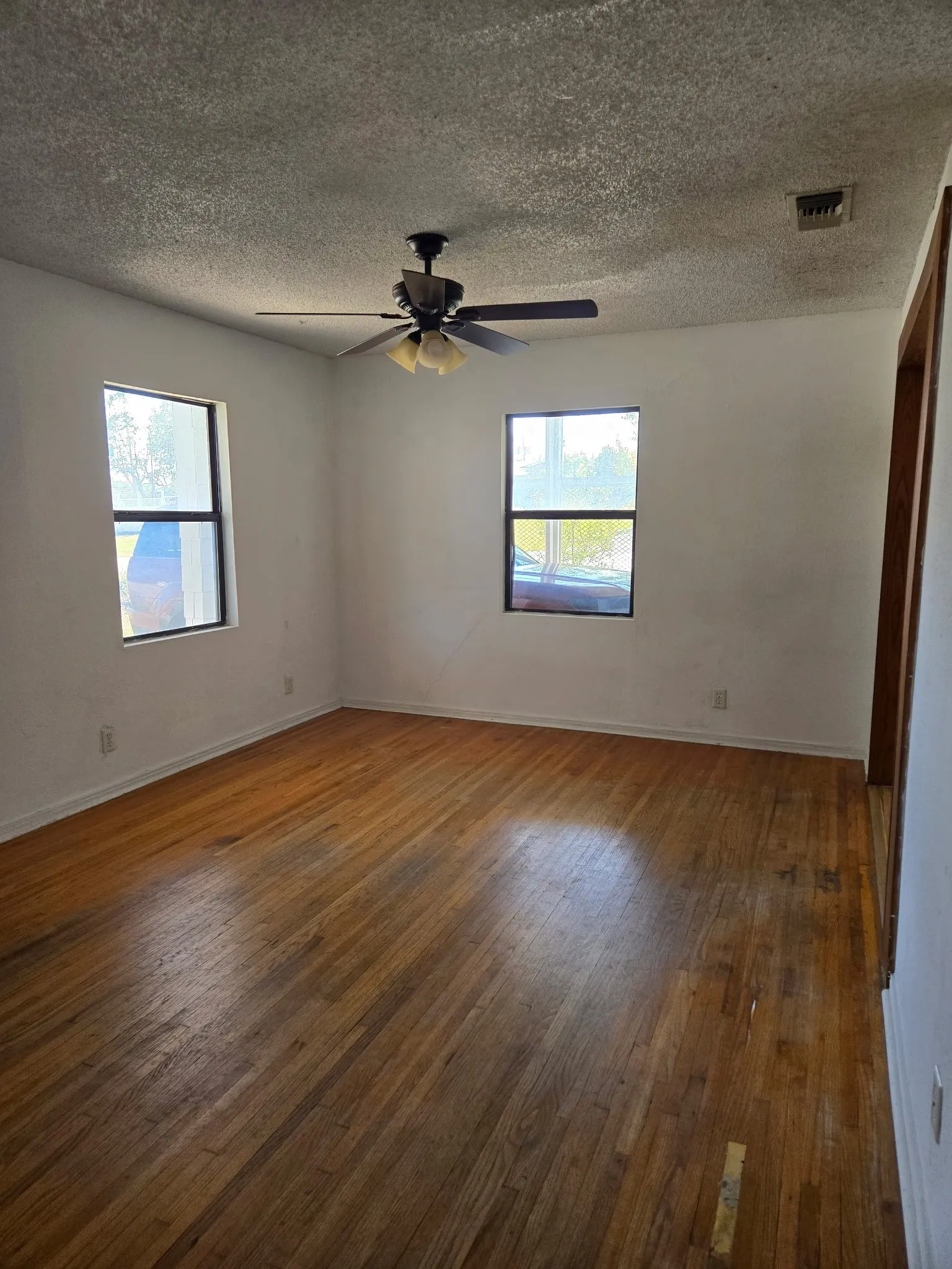 Single Family Residence For Sale in Tarrant County , 3701 Hopkins Street, Fort Worth, Texas 76107, 2 Bedroom, 1 Bathroom, Garage spaces, 906 Sqft, built in 1950, mls#21406379, Real Estate Agent in Fort Worth, Homes For Sale in Tarrant county, Homes For Sale in Fort Worth, Realtor in Fort Worth Texas, Real Estate Brokerage Independent Realty Texas, Luminita Cordes Realtor