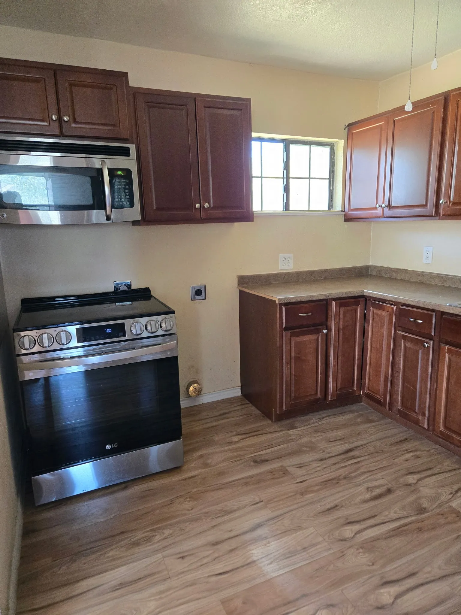 Single Family Residence For Sale in Tarrant County , 3701 Hopkins Street, Fort Worth, Texas 76107, 2 Bedroom, 1 Bathroom, Garage spaces, 906 Sqft, built in 1950, mls#21406379, Real Estate Agent in Fort Worth, Homes For Sale in Tarrant county, Homes For Sale in Fort Worth, Realtor in Fort Worth Texas, Real Estate Brokerage Independent Realty Texas, Luminita Cordes Realtor