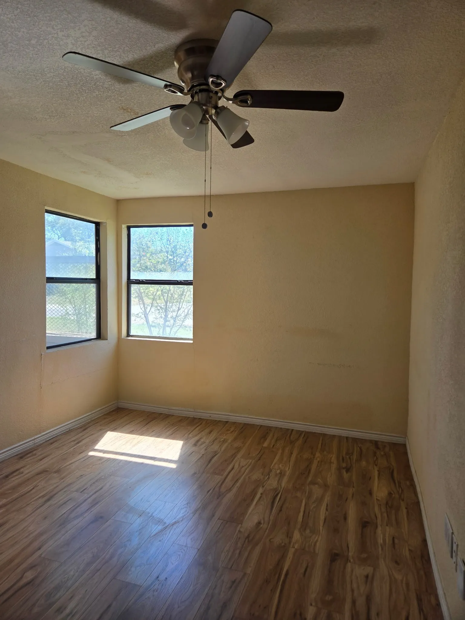 Single Family Residence For Sale in Tarrant County , 3701 Hopkins Street, Fort Worth, Texas 76107, 2 Bedroom, 1 Bathroom, Garage spaces, 906 Sqft, built in 1950, mls#21406379, Real Estate Agent in Fort Worth, Homes For Sale in Tarrant county, Homes For Sale in Fort Worth, Realtor in Fort Worth Texas, Real Estate Brokerage Independent Realty Texas, Luminita Cordes Realtor