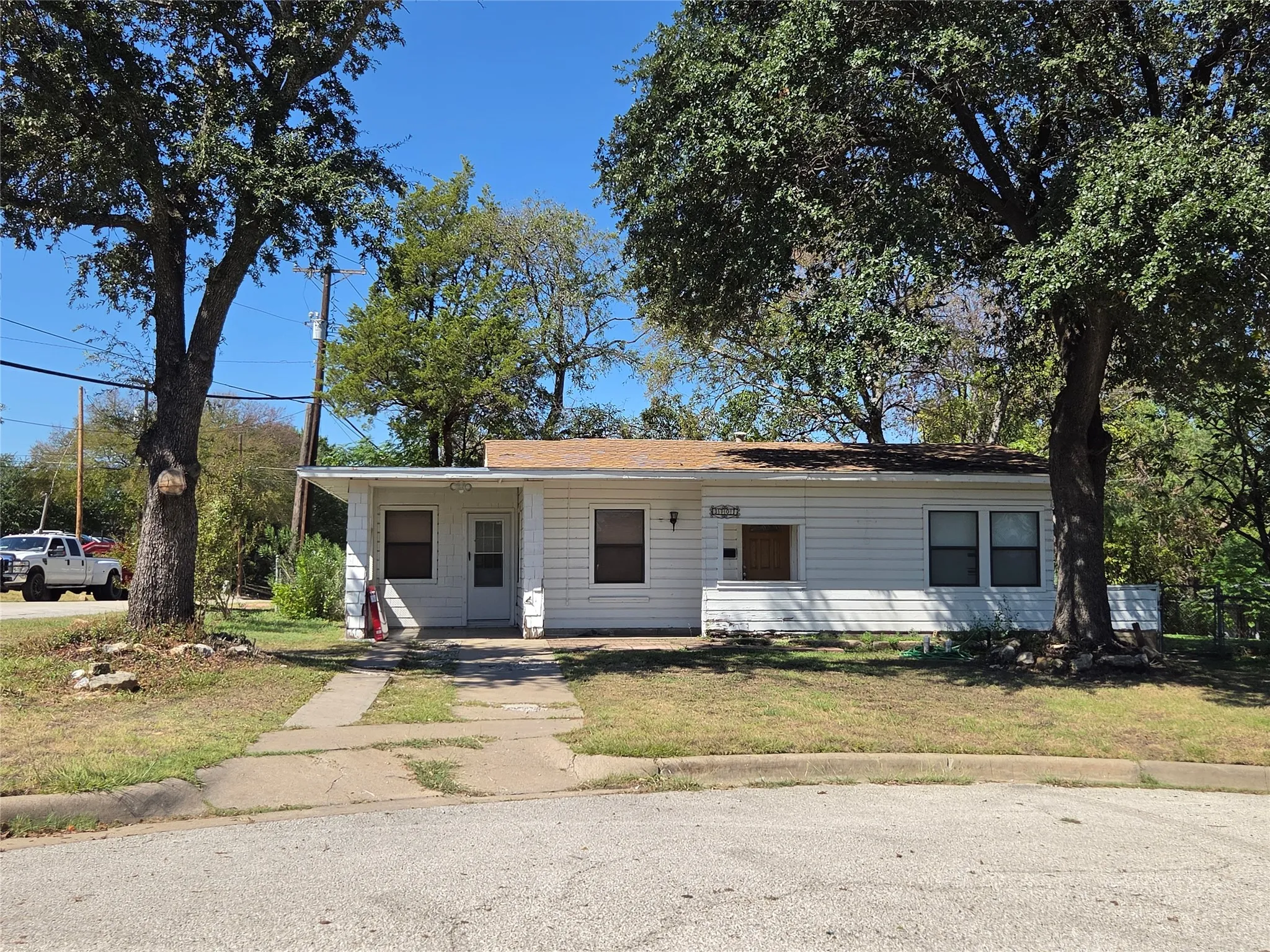 Single Family Residence For Sale in Tarrant County , 3701 Hopkins Street, Fort Worth, Texas 76107, 2 Bedroom, 1 Bathroom, Garage spaces, 906 Sqft, built in 1950, mls#21406379, Real Estate Agent in Fort Worth, Homes For Sale in Tarrant county, Homes For Sale in Fort Worth, Realtor in Fort Worth Texas, Real Estate Brokerage Independent Realty Texas, Luminita Cordes Realtor