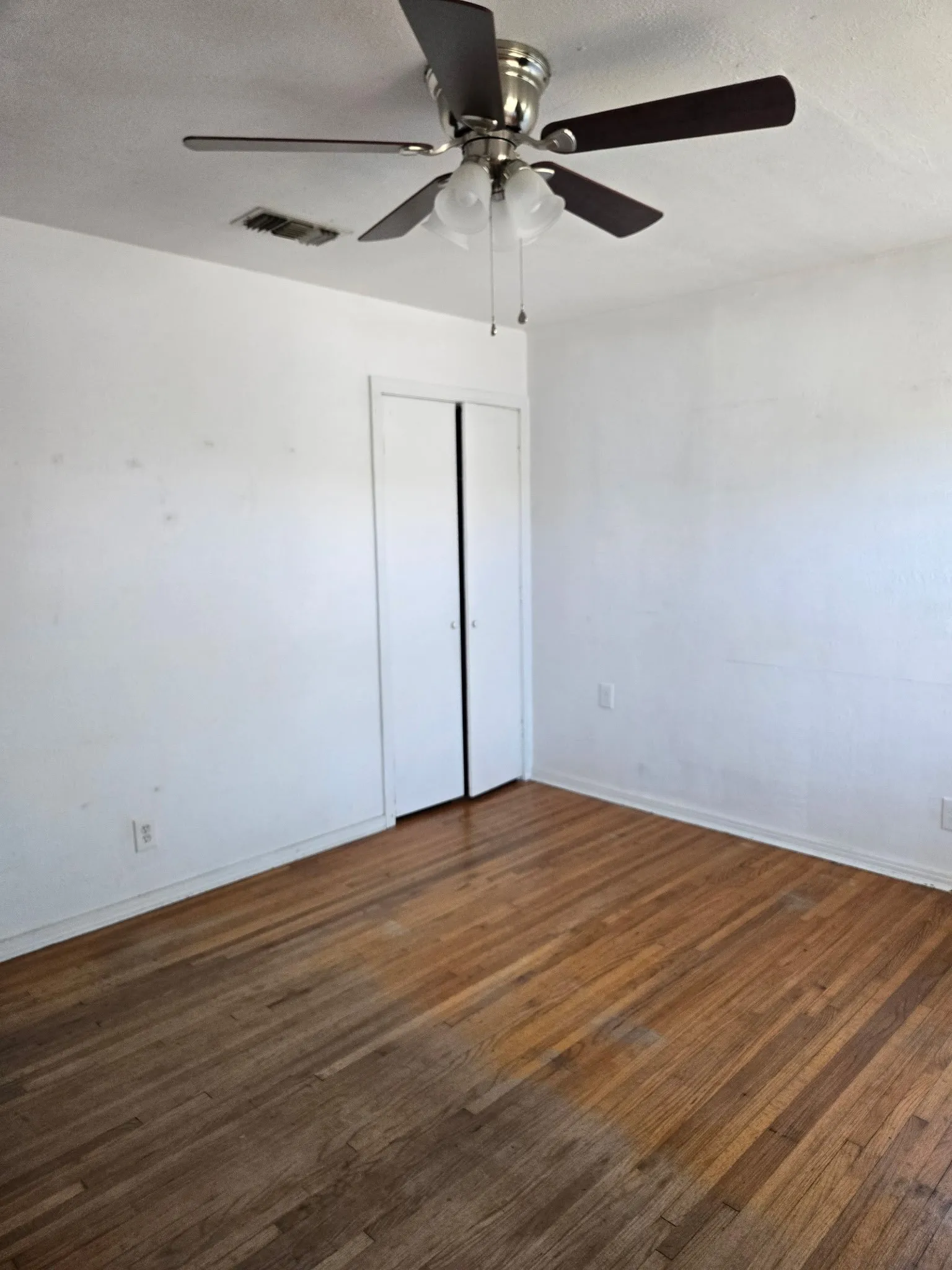 Single Family Residence For Sale in Tarrant County , 3701 Hopkins Street, Fort Worth, Texas 76107, 2 Bedroom, 1 Bathroom, Garage spaces, 906 Sqft, built in 1950, mls#21406379, Real Estate Agent in Fort Worth, Homes For Sale in Tarrant county, Homes For Sale in Fort Worth, Realtor in Fort Worth Texas, Real Estate Brokerage Independent Realty Texas, Luminita Cordes Realtor
